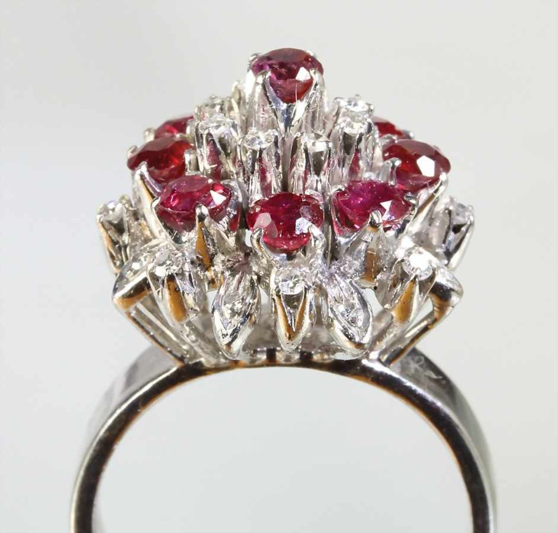 Ring, WG 333/000 (geprüft), 9 Rubine ca. 1,35 ct (facettiert), 24 kl. Diamanten weiß, RW ca. 53,5 - Bild 2 aus 2