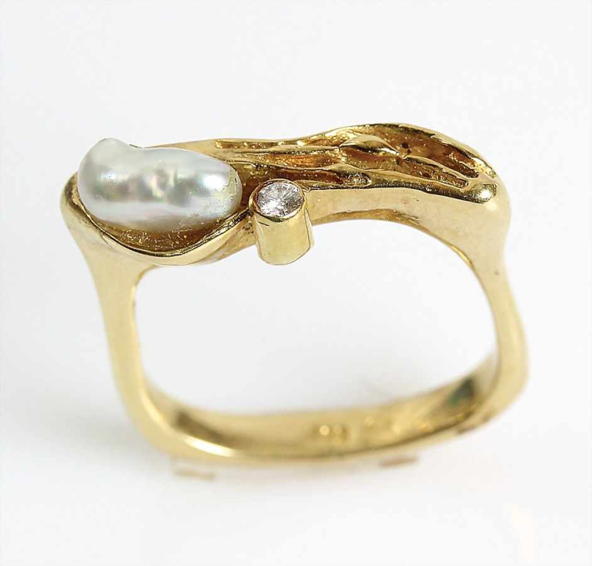 Ring, GG 585/000, Süßwasserperle,1 Brillant, Ringschiene quadratisch, RW ca. 51,5