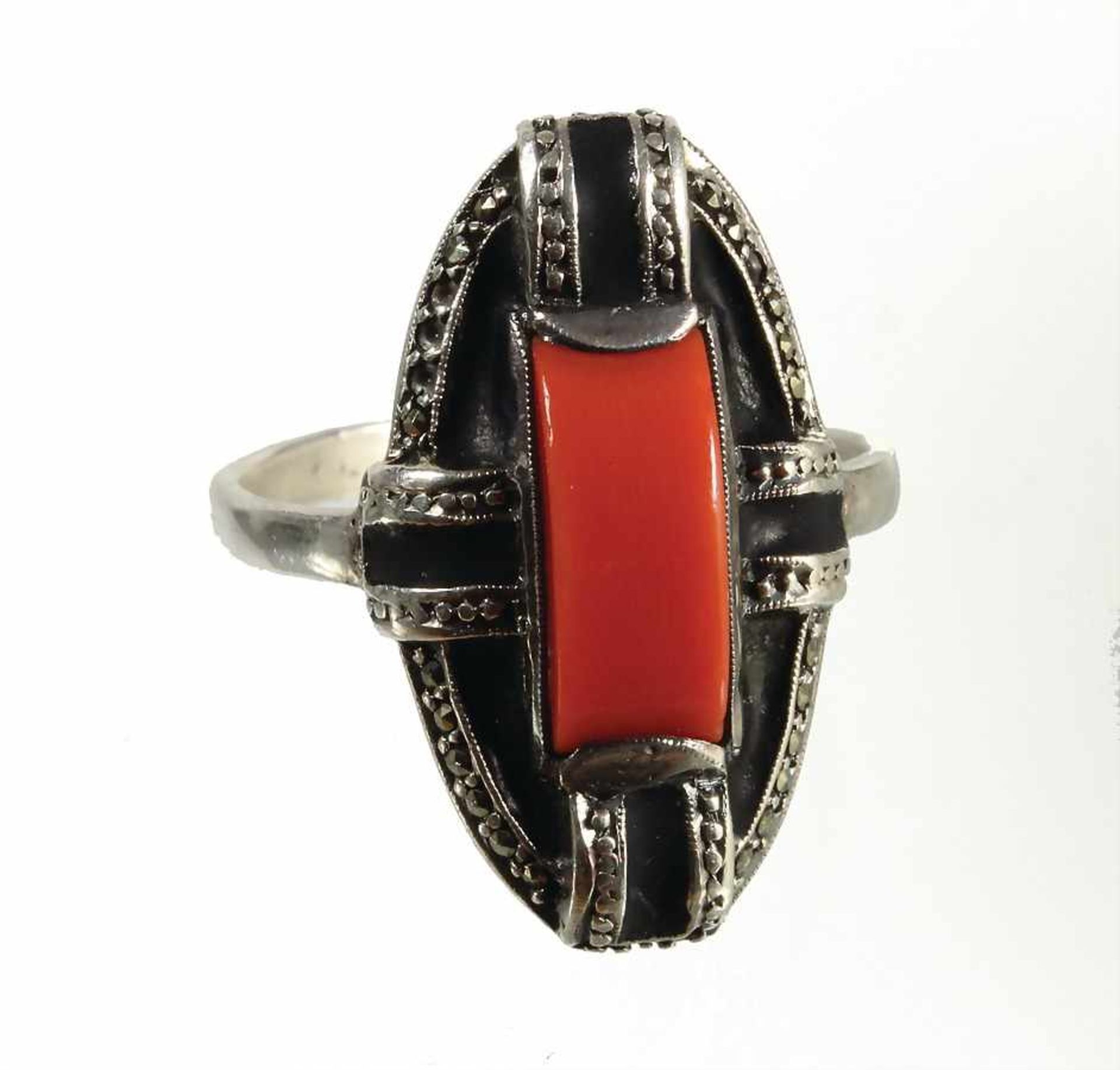 Ring, "ART-DECO" wohl Pforzheim der 1920/30er Jahre, Silber 925/000 (Stempel undeutlich), 1 Koralle,