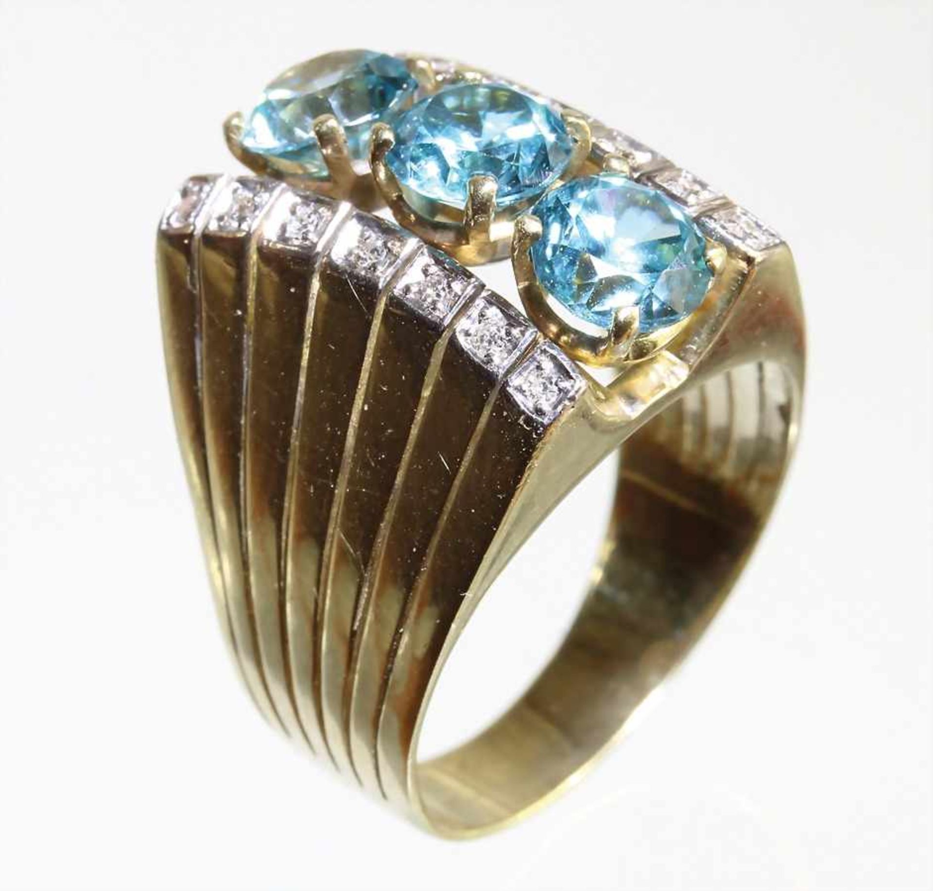 Ring, GG 585/000, 3 zentrale Zirkone (facettiert) ca. 3,4 ct, leuchtendes blaugrün, 14 Diamanten - Bild 2 aus 4