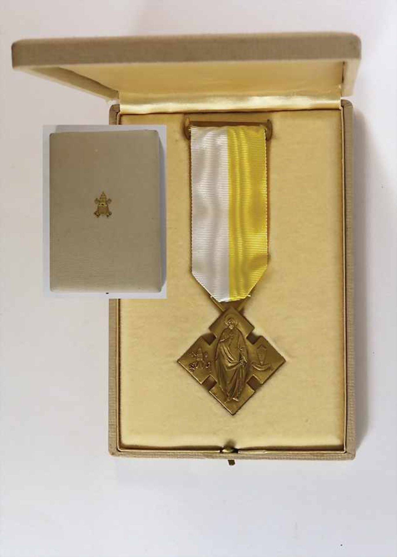 Medaille, "BENEMERENTI", Modell (seit ca. 1970/71), vergoldete Medaille, am originalen Brustband mit