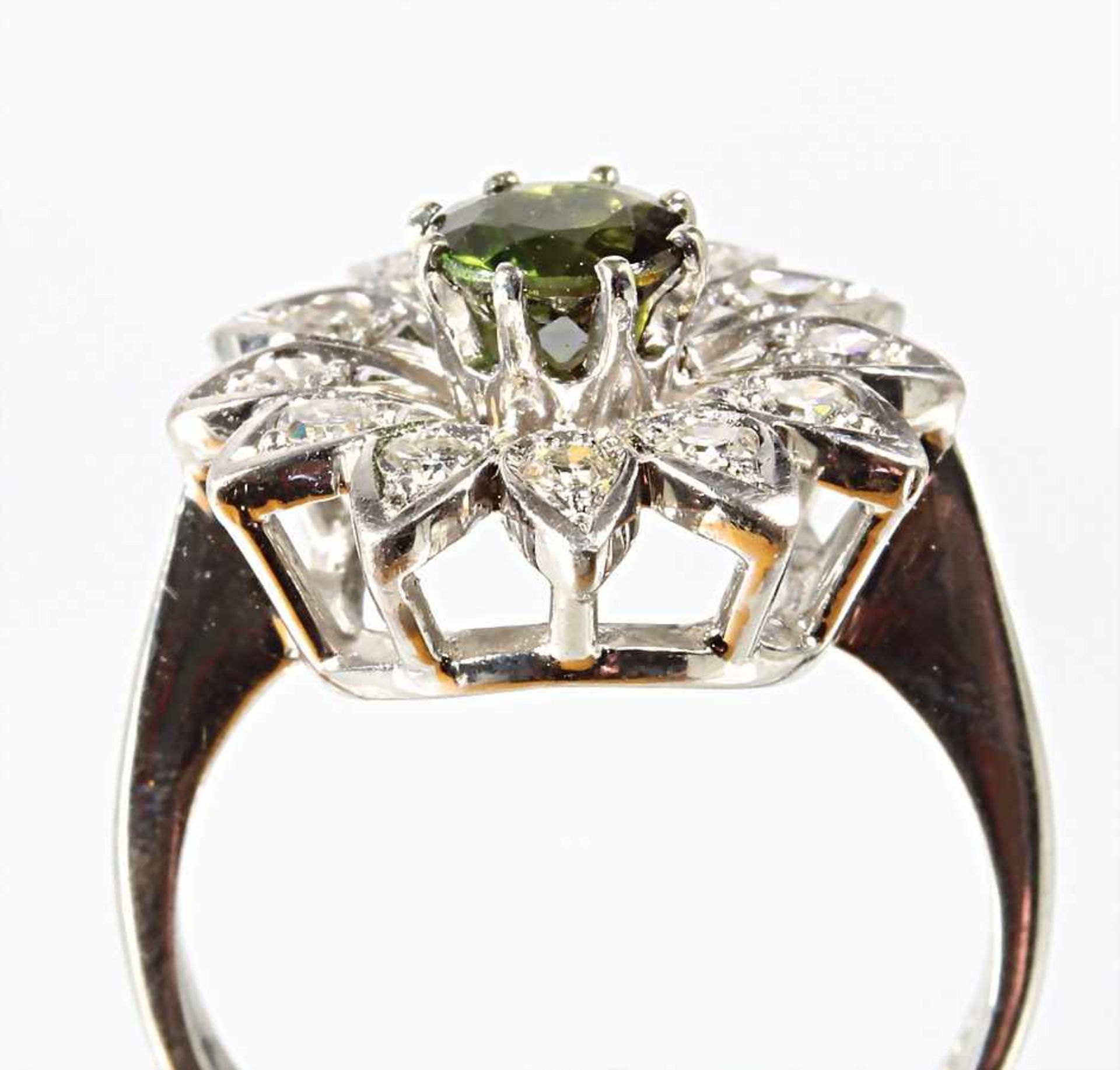Ring, WG 585/000, 1 grüner Turmalin (fac.), 12 St. 8/8 Diamanten ca. 0,25 ct tw-vsi, RW ca. 50,5 - Bild 2 aus 2