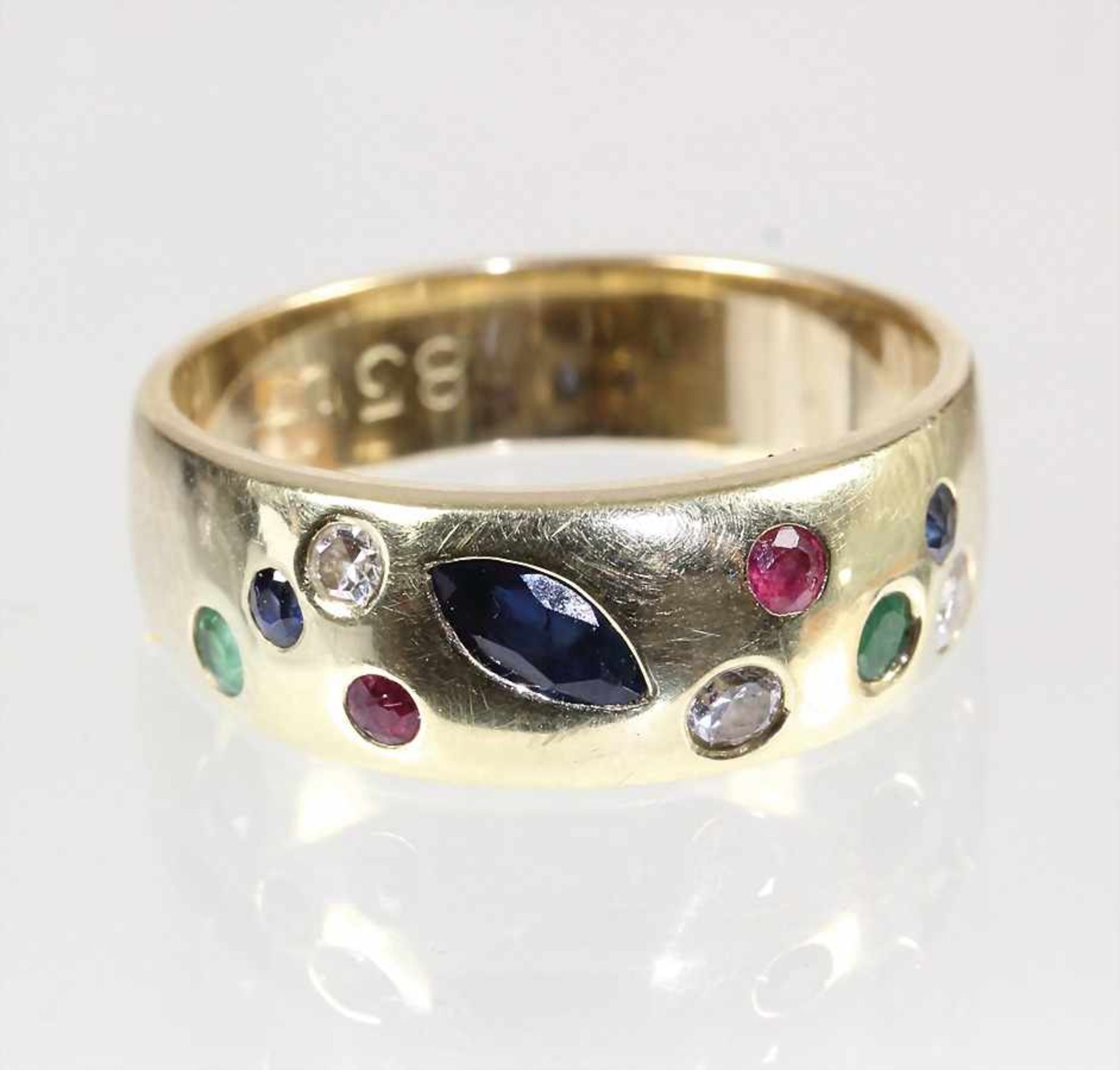 Ring, GG 585/000, 3 Brillanten/Diamanten ca. 0,11 ct weiß, je 2 Rubine u. Smaragde sowie 3