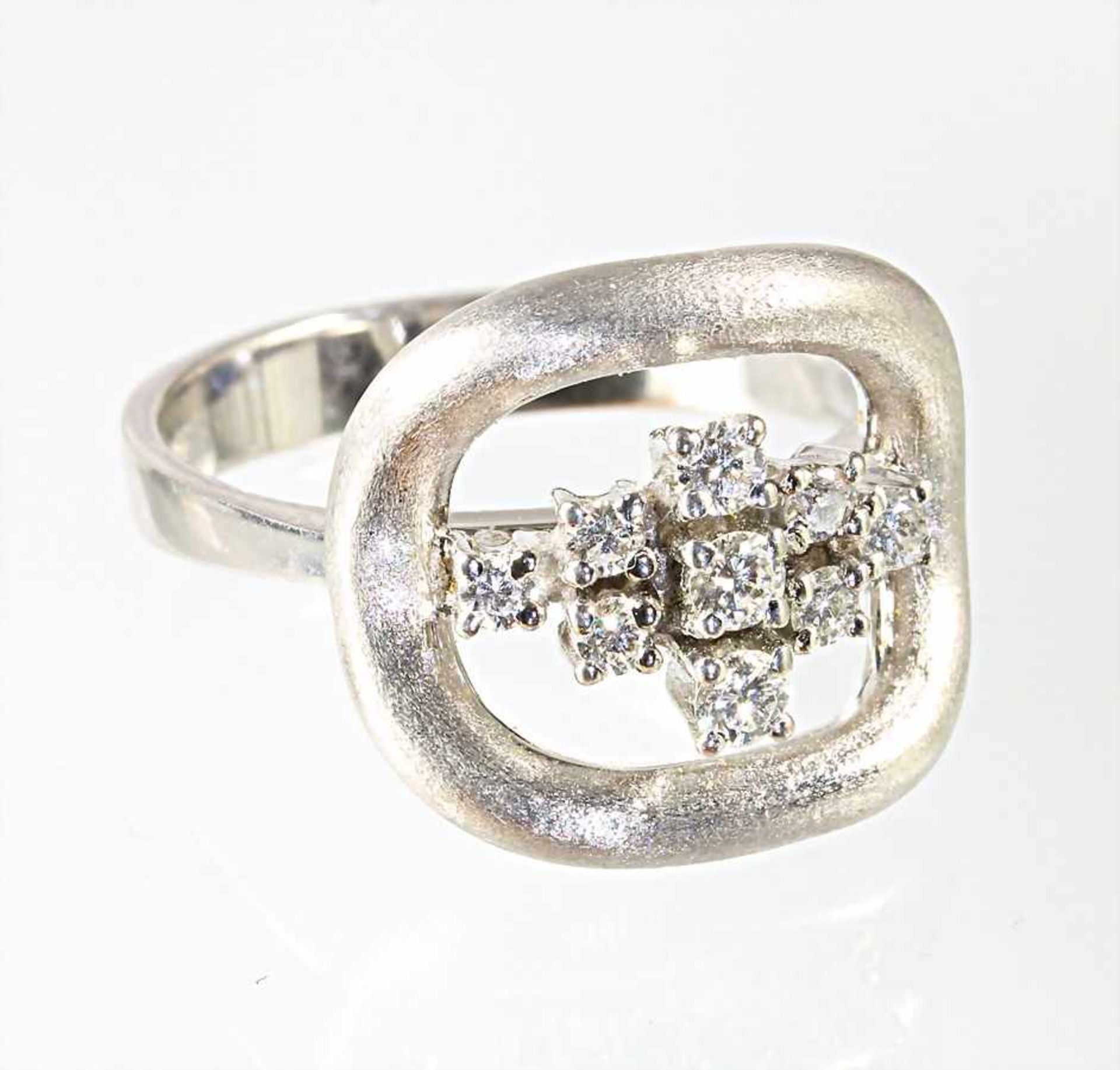 Ring, WG 585/000, 9 Brillanten 0,33 ct (graviert) tw-lupenrein, RW ca. 56