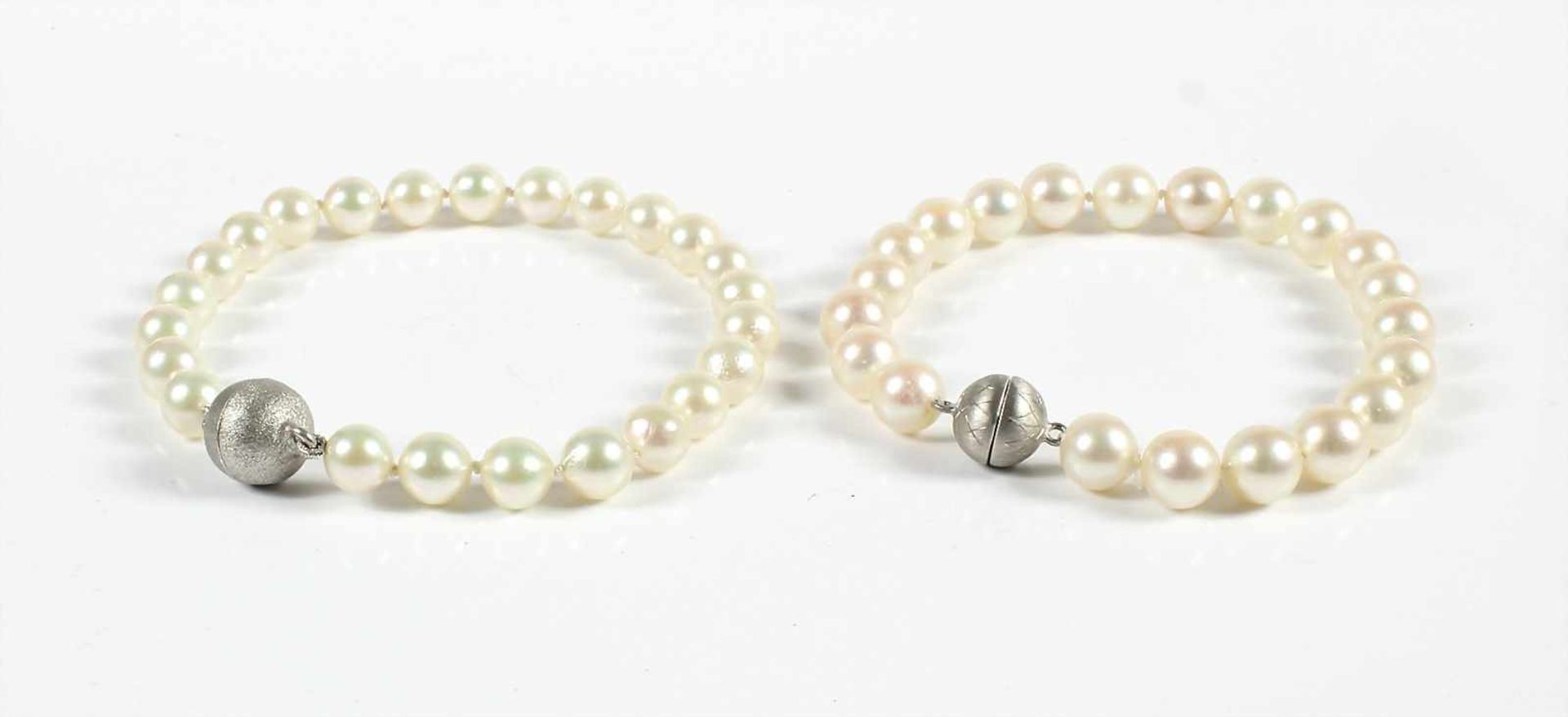 2 Akoja-Perlenbänder mit Magnetschließen, 1 Band, Silber 925/000, Akoja-Perlen D = 6,7 - 7,0 mm,