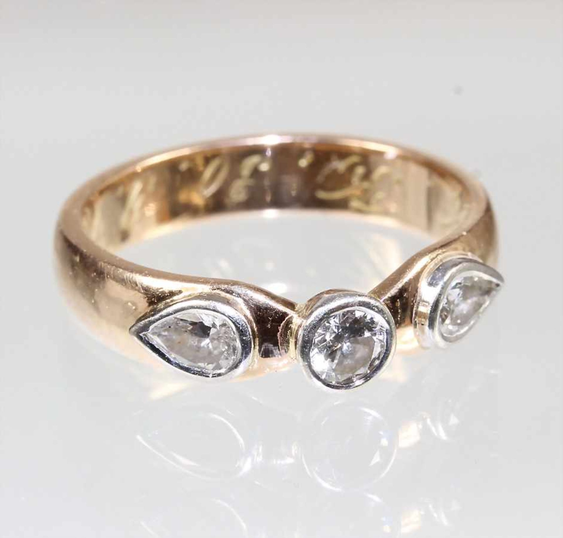 Ring, GG 585/000, 1 Brillant ca. 0,15 ct tw/w-si, 2 Diamanttropfen ca. 0,34 ct tw/w-si, alle