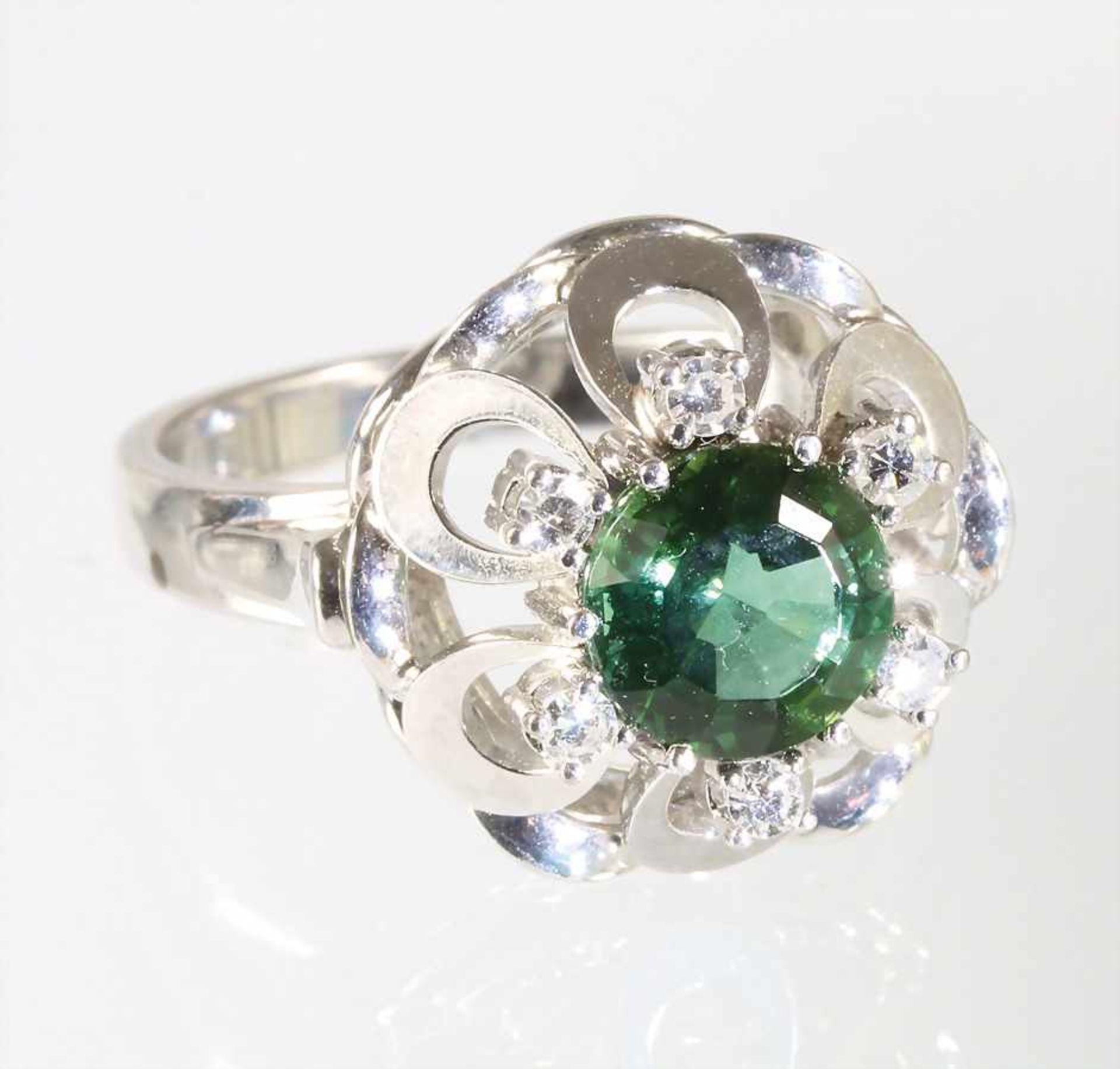 Ring, WG 585/000, zentraler grüner Turmalin (fac.) ca. 1,7 ct , 6 St. 8/8 Diamanten ca. 0,12 ct tw-
