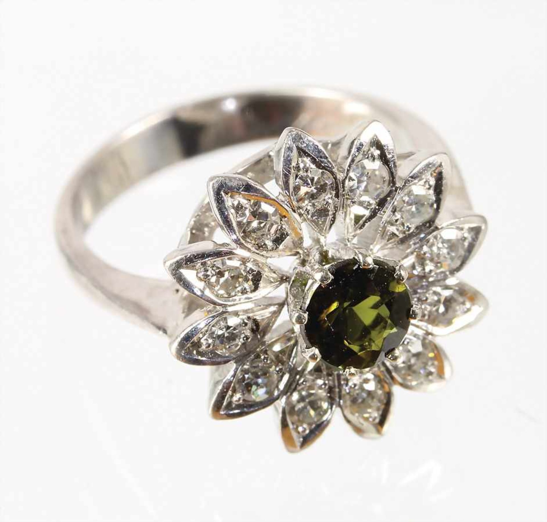 Ring, WG 585/000, 1 grüner Turmalin (fac.), 12 St. 8/8 Diamanten ca. 0,25 ct tw-vsi, RW ca. 50,5