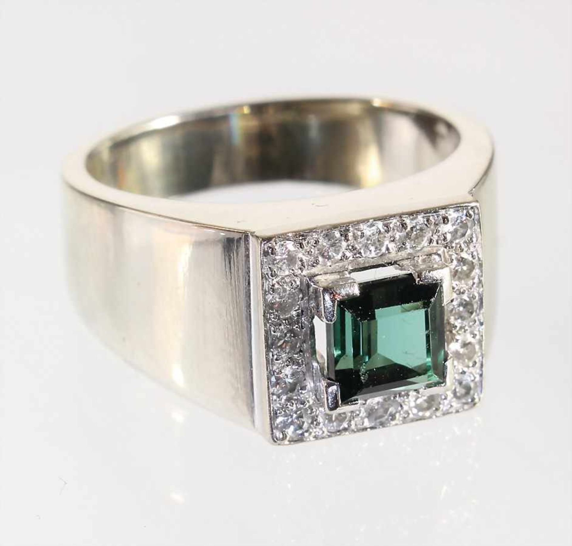 Ring, WG 585/000, Turmalin-Carré (grün 6,0 x 6,0 mm) ca. 1,0 ct, 16 Brillanten ca. 0,20 ct tw/w-