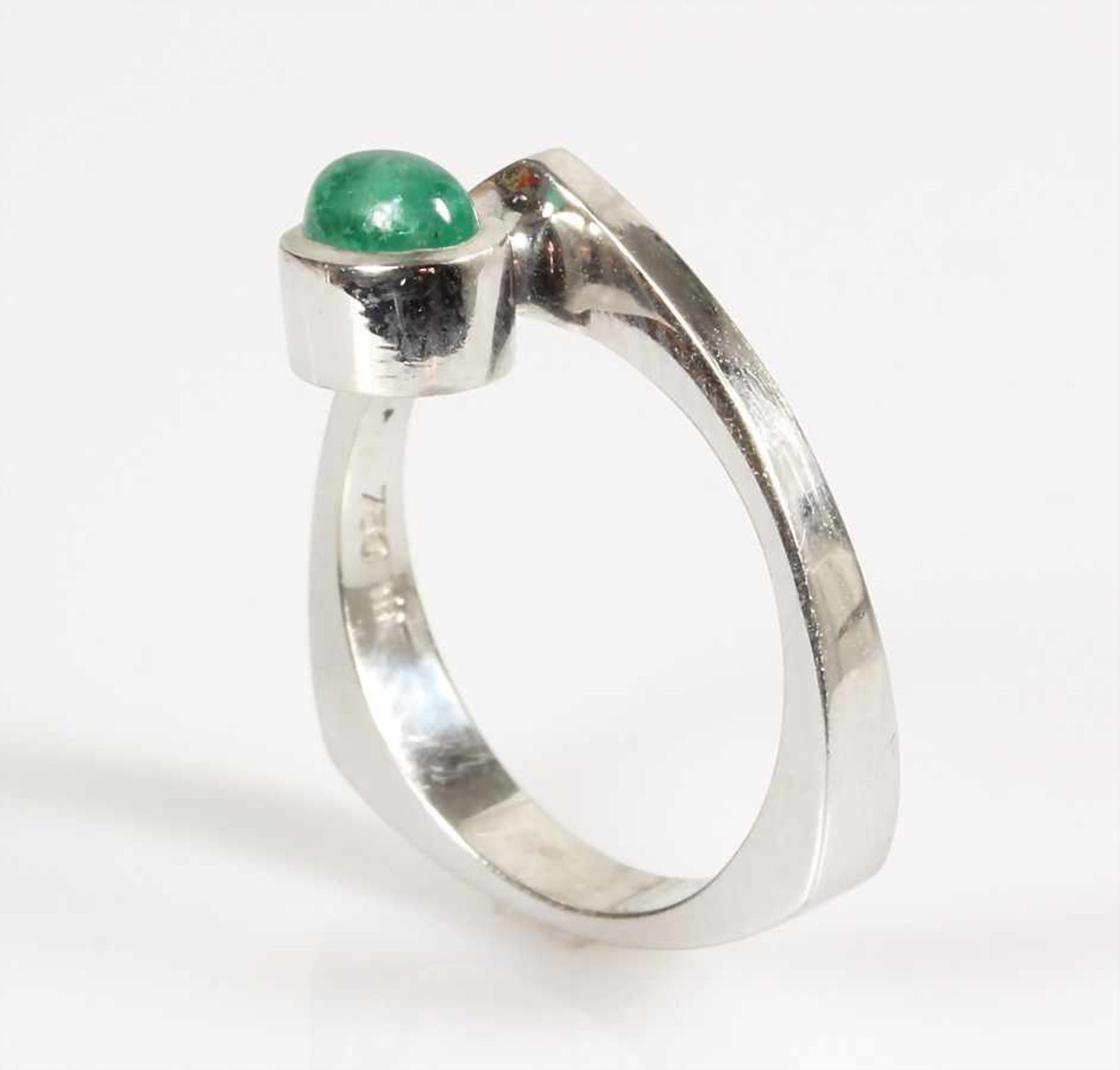 Ring, WG 750/000, Smaragdcabochon (leuchtend grüne Farbe), RW ca. 54, schwer gearbeitet total 5,9 g