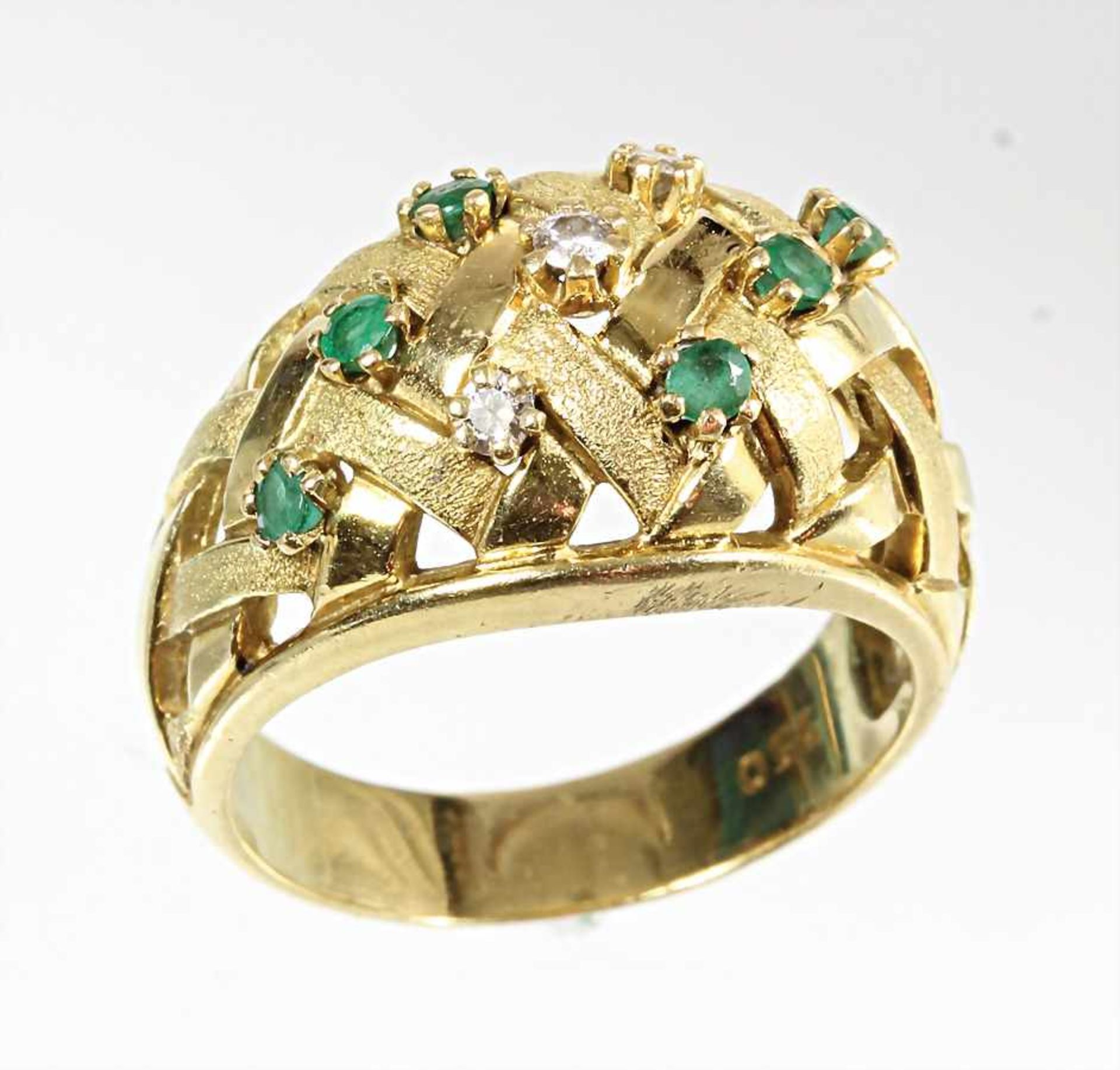 Ring, GG 750/000, 6 Smaragde, 3 Brillanten weiß, RW ca. 56,5, total 10,3 g
