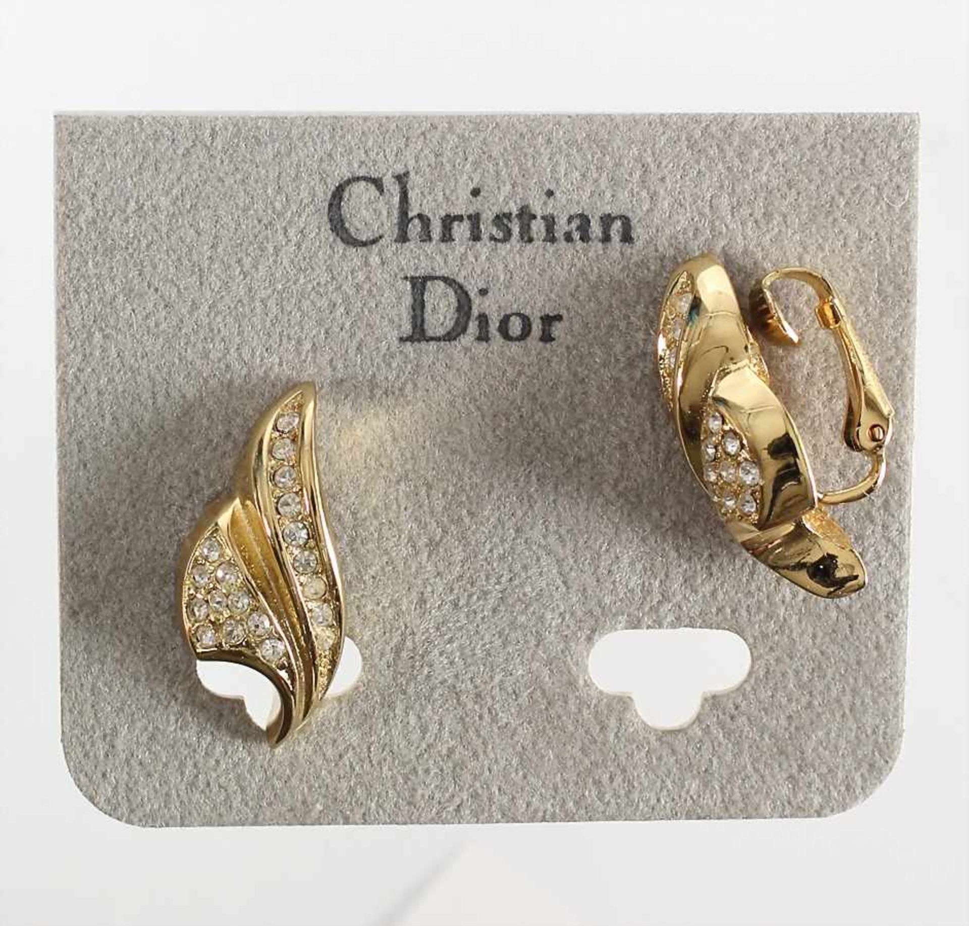 Leicht fächerförmige, zierliche Ohrclips mit klaren Strasssteinen von Christian Dior (sig.), ca.