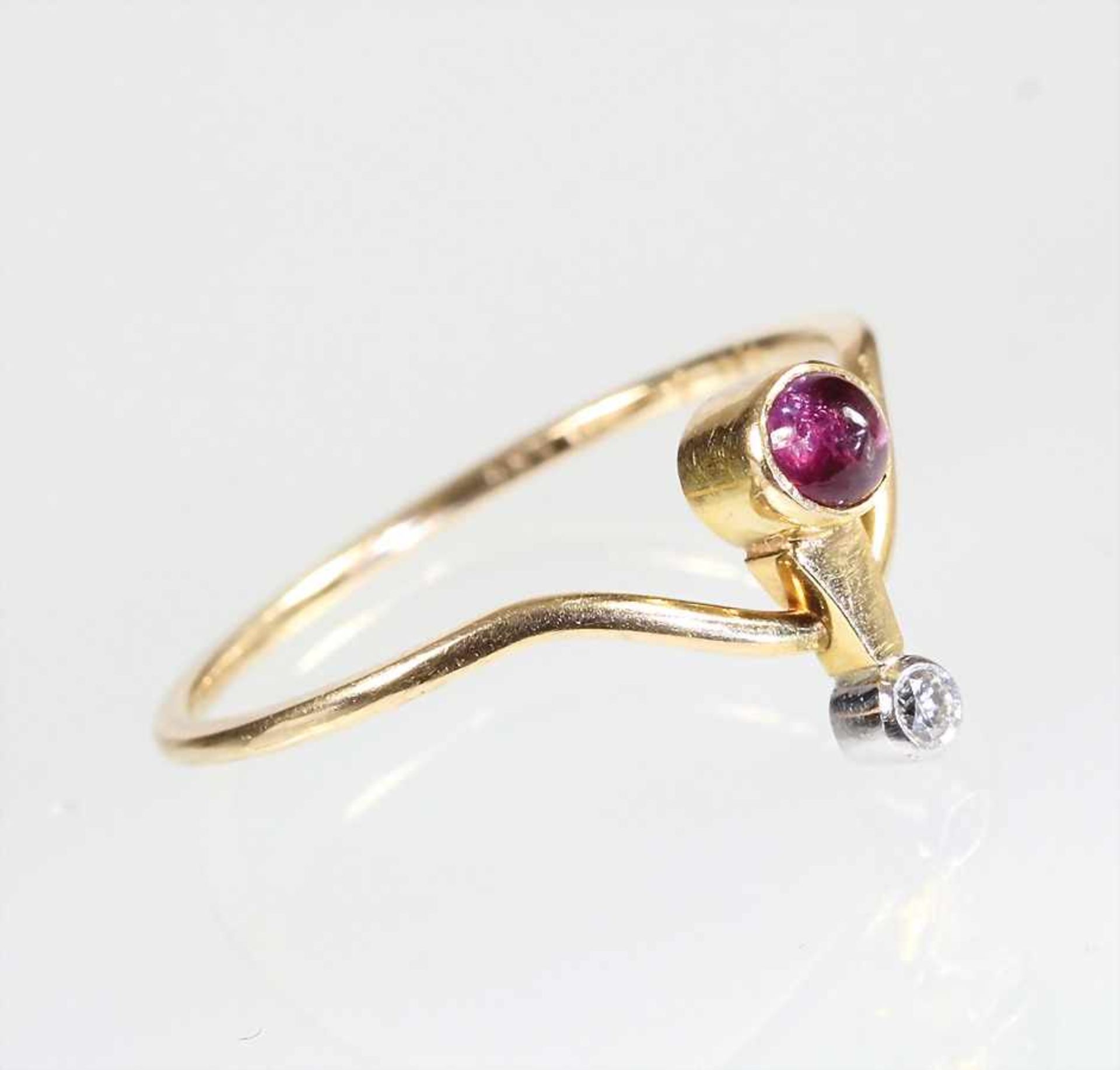 Ring, GG 585/000, Turmalincab., Brillant ca. 0,02 ct weiß, RW ca. 54,5