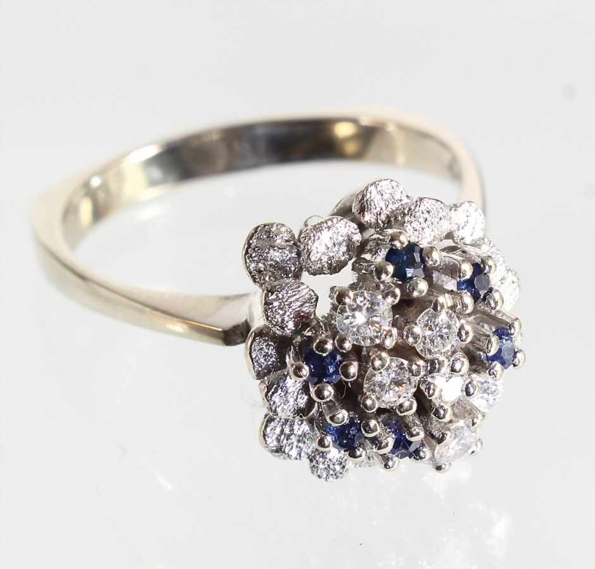 Ring, WG 585/000, 5 Brillanten ca. 0,19 ct tw-vsi/si, 6 Saphire facettiert, RW ca. 58,5