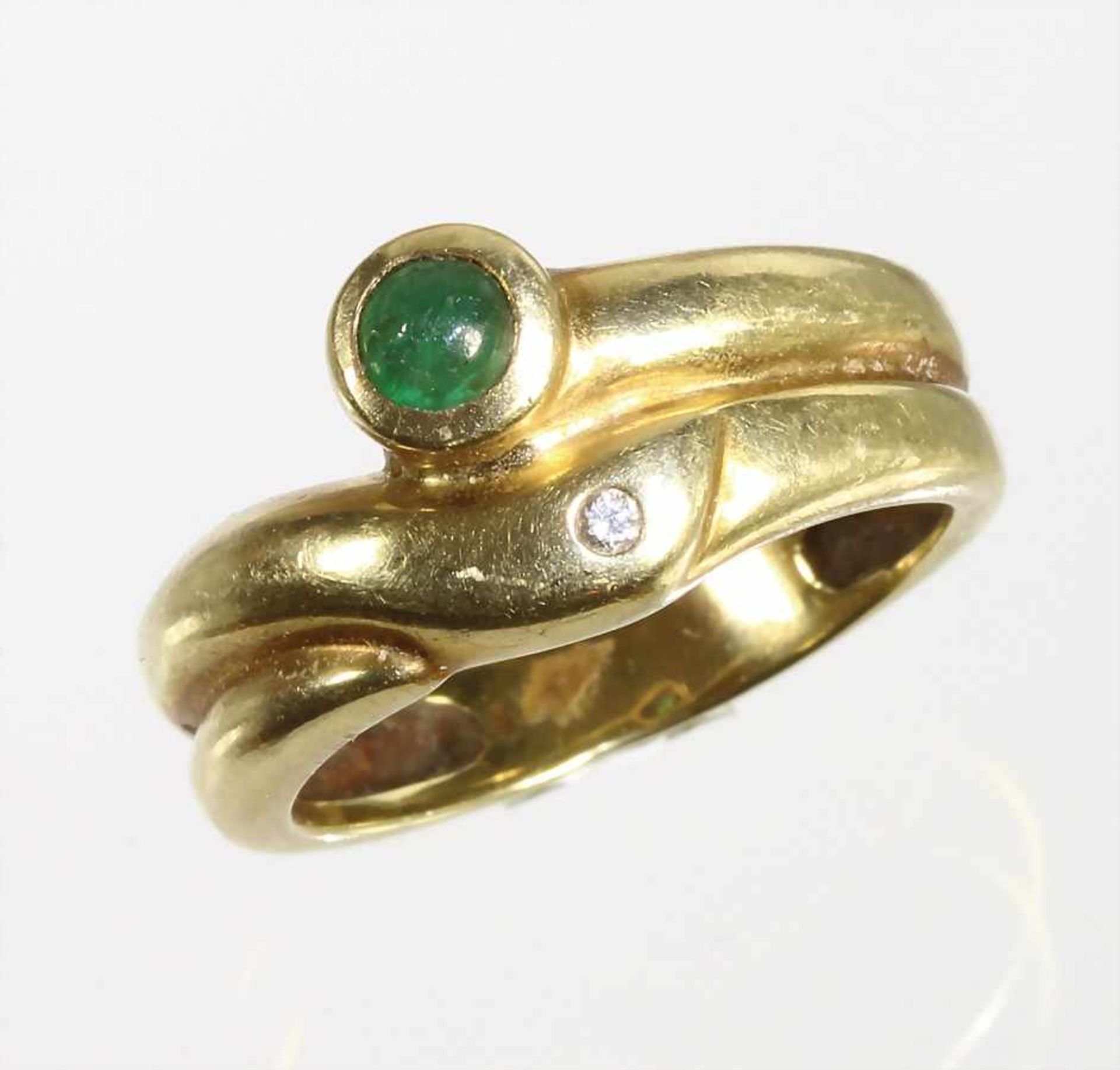 Ring, GG 585/000, 1 Smaragdcab. ca. 0,3 ct (mit Tragespuren), 1 Brillant ca. 0,01 ct weiß, RW ca. - Bild 2 aus 3