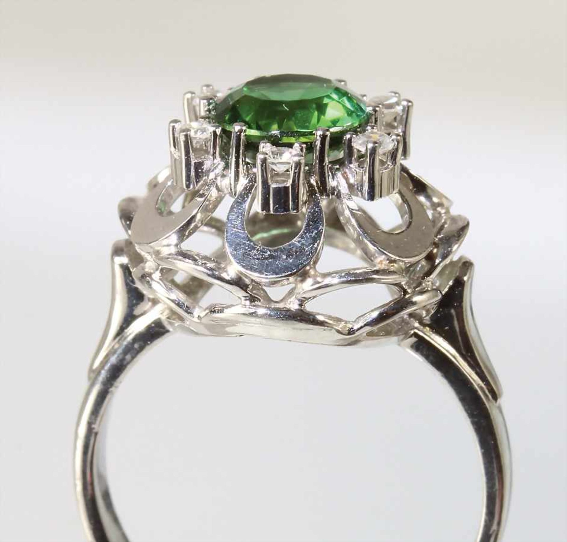 Ring, WG 585/000, zentraler grüner Turmalin (fac.) ca. 1,7 ct , 6 St. 8/8 Diamanten ca. 0,12 ct tw- - Bild 2 aus 2