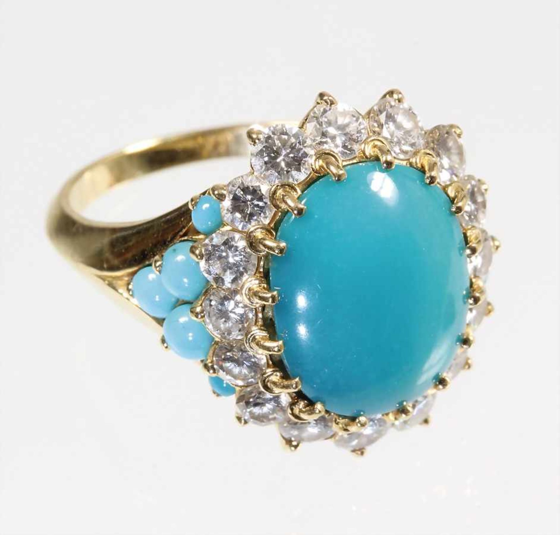 Ring, GG 750/000, mittig u. auf den Seiten Türkiscabochons, 16 Brillanten ca. 1,50 ct w-vs, RW 56