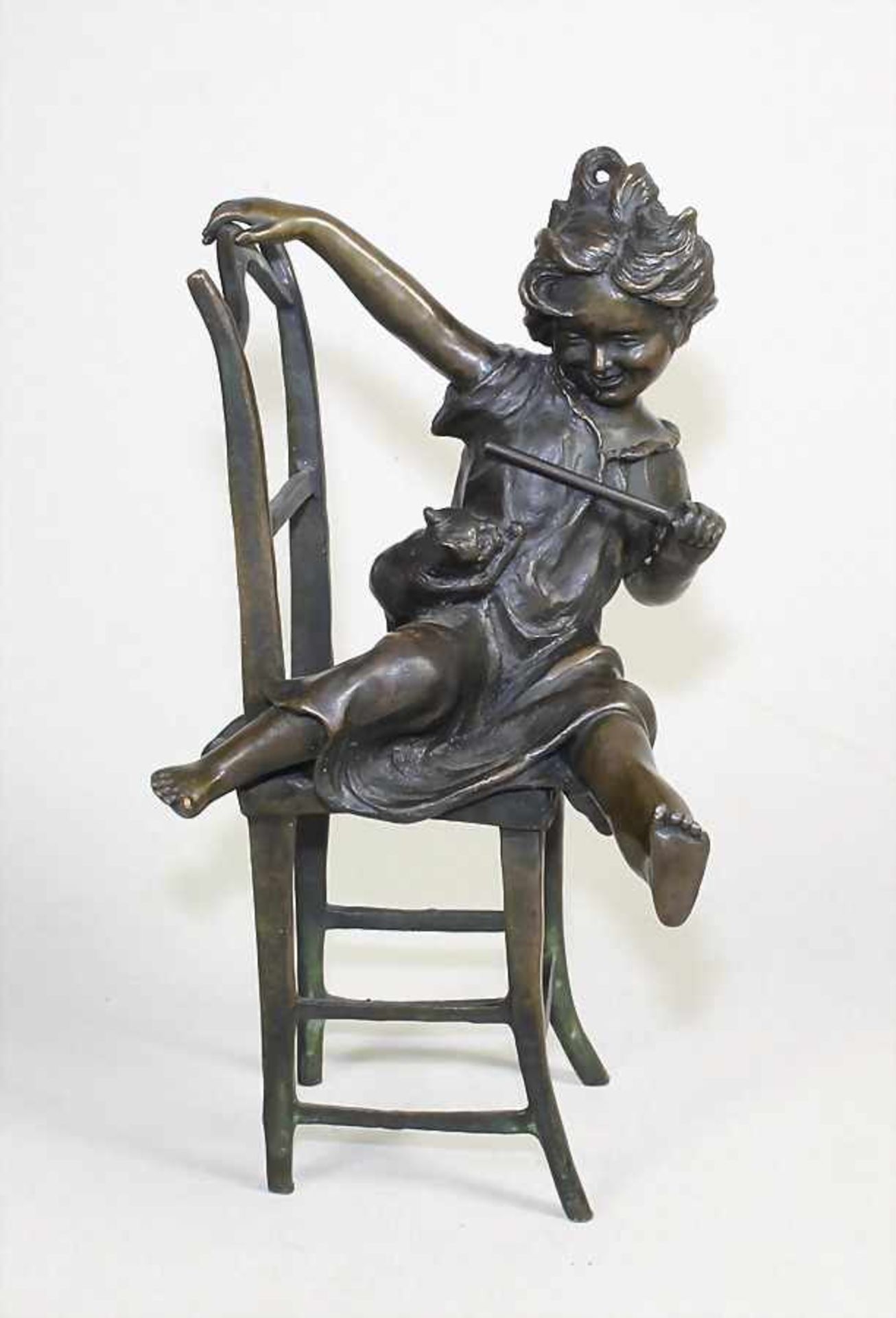 Broncefigur, "MÄDCHEN mit KATZE", sig.: F Iffland PARIS (1862-1935). Kl.Mädchen (auf einem Stuhl) - Bild 2 aus 3