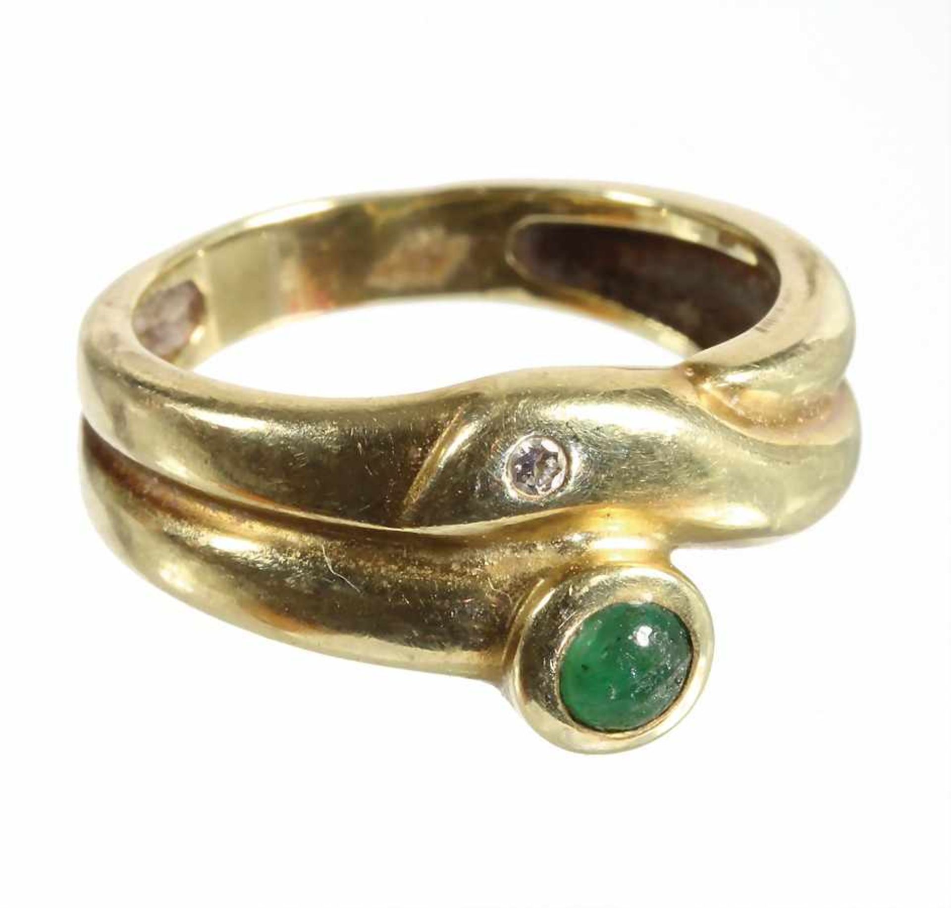 Ring, GG 585/000, 1 Smaragdcab. ca. 0,3 ct (mit Tragespuren), 1 Brillant ca. 0,01 ct weiß, RW ca.