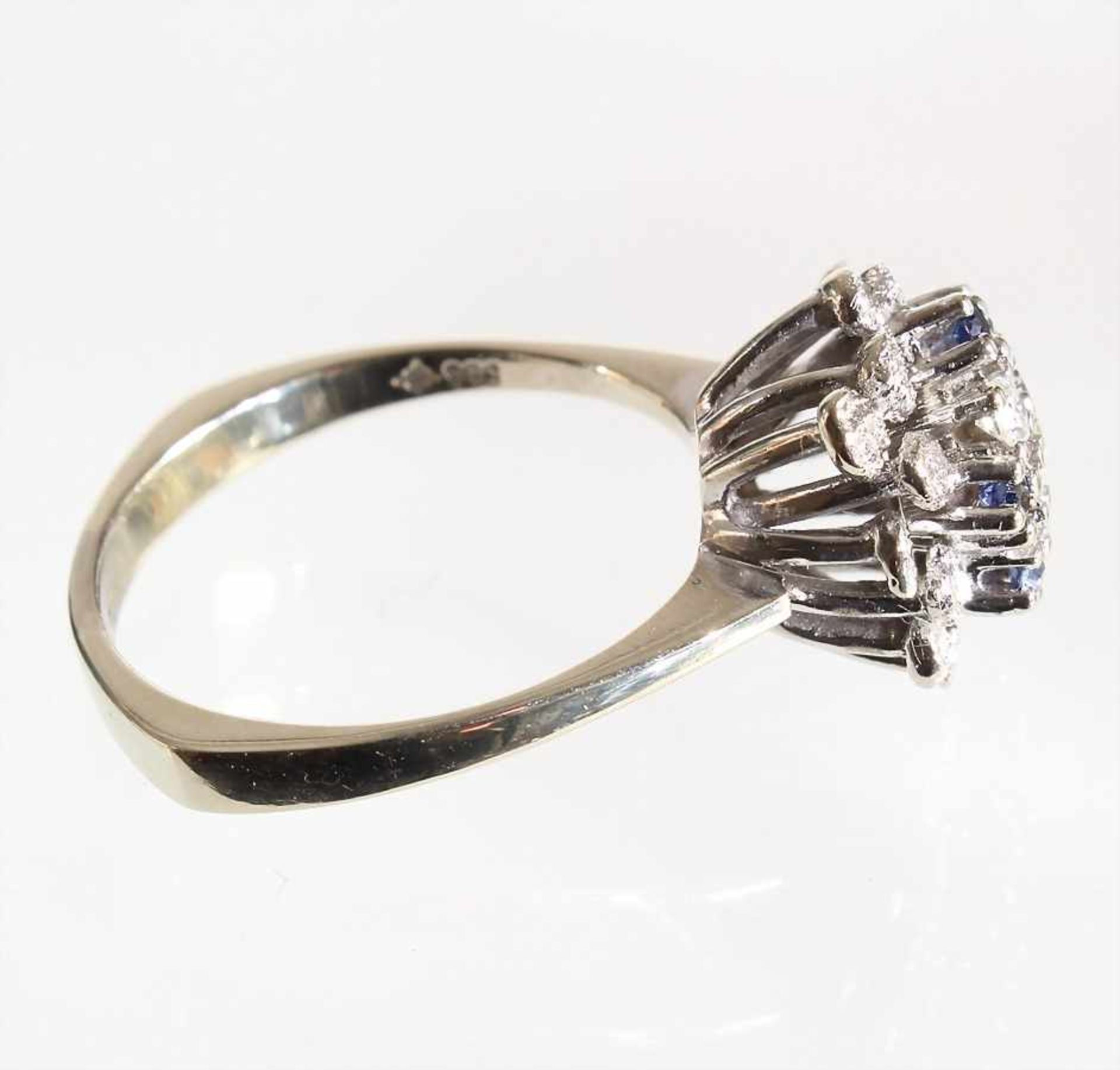 Ring, WG 585/000, 5 Brillanten ca. 0,19 ct tw-vsi/si, 6 Saphire facettiert, RW ca. 58,5 - Bild 2 aus 2