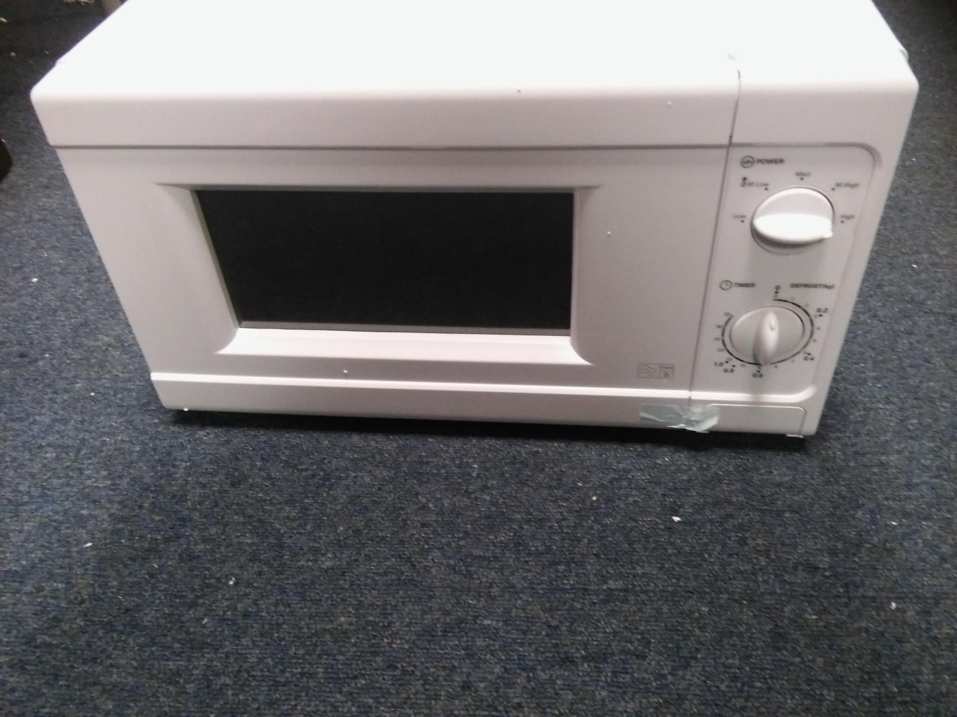 17L 700w compact white manual microwave.Bad packaging otherwise as new.