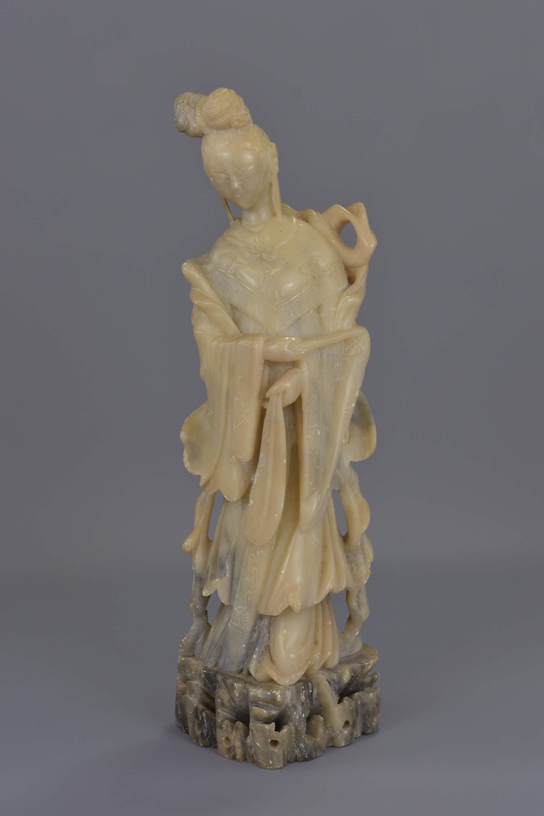 A TALL CHINESE SOAPSTONE CARVING OF GUANYIN - Image 13 of 18