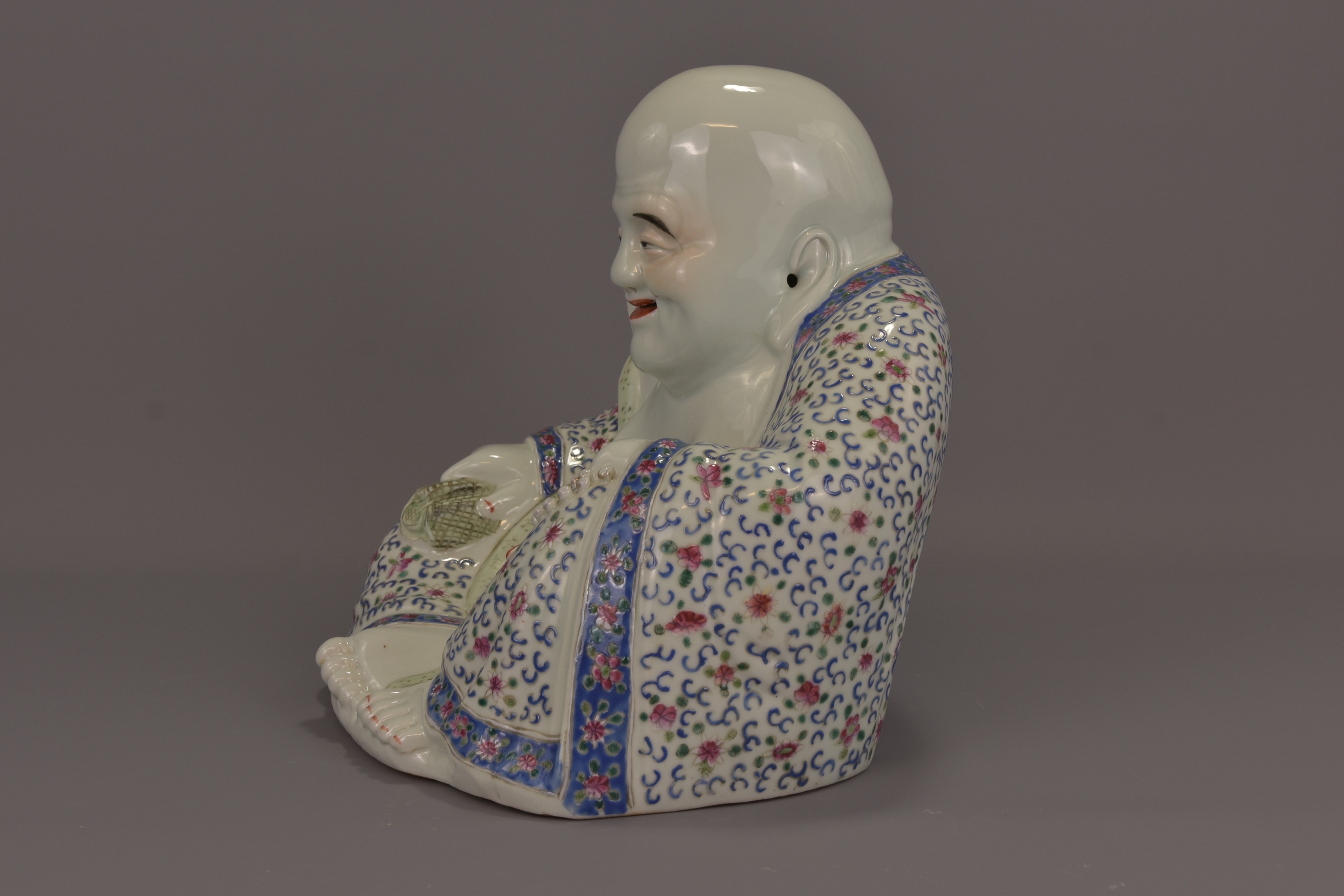 A CHINESE WEI HONG TAI PORCELAIN BUDDHA - Image 9 of 13