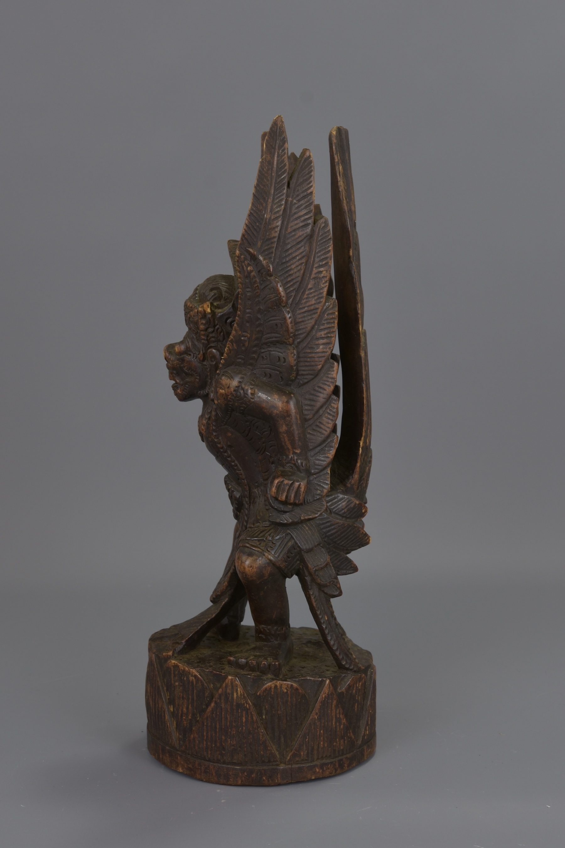 A FAR EASTERN CARVED WOODEN FIGURE - Image 10 of 14