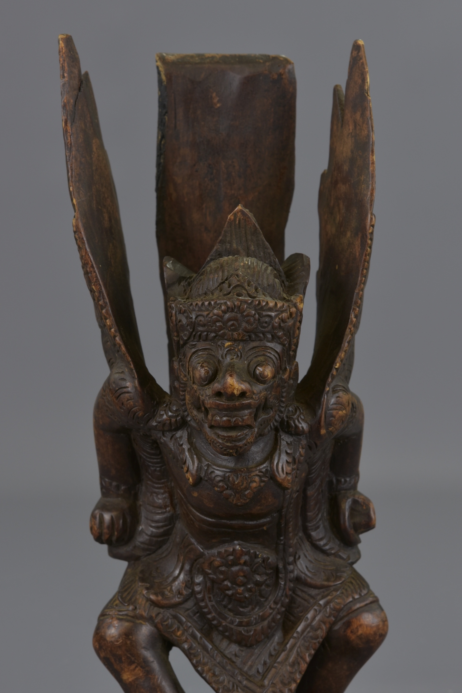 A FAR EASTERN CARVED WOODEN FIGURE - Image 14 of 14