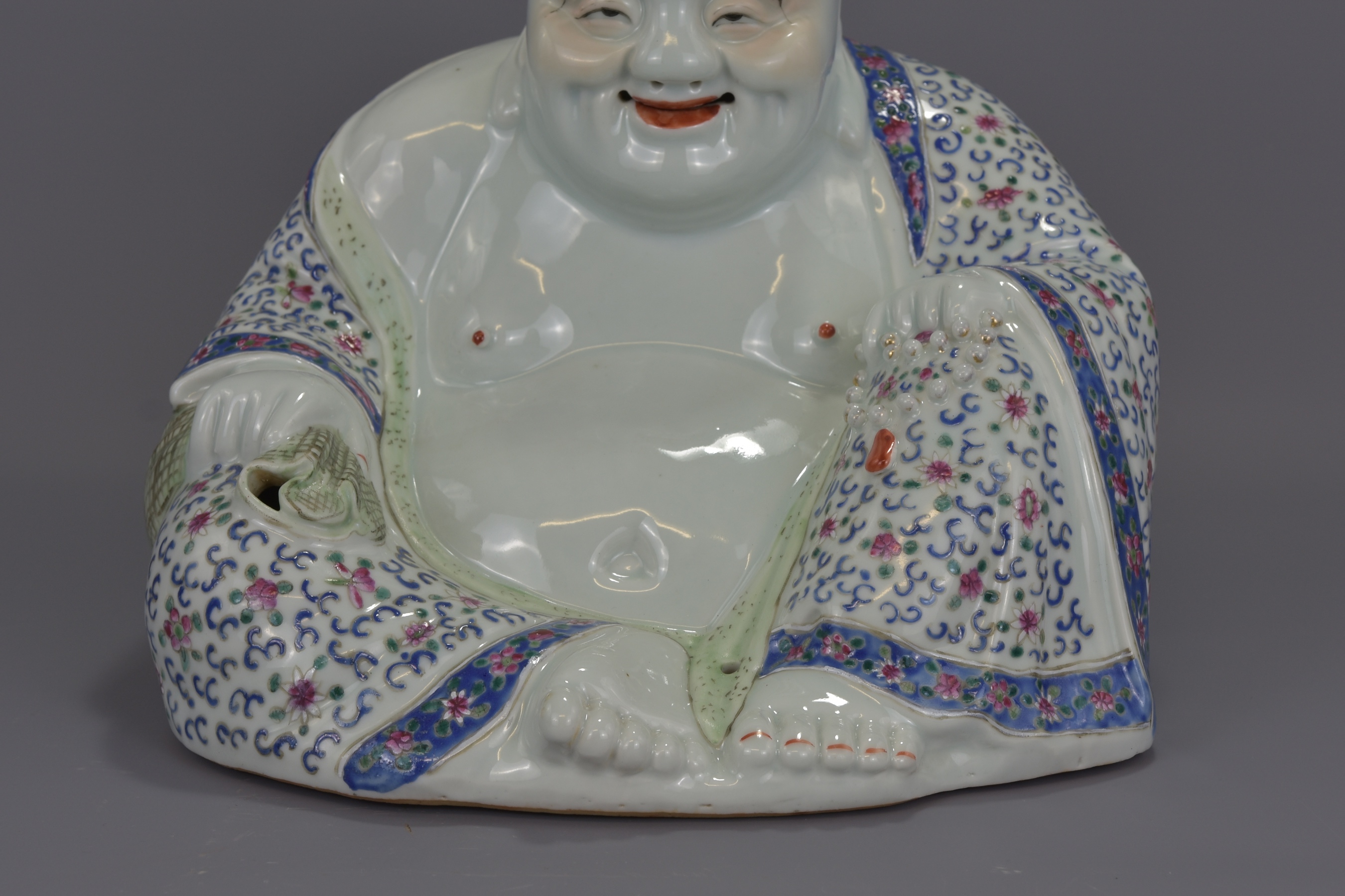 A CHINESE WEI HONG TAI PORCELAIN BUDDHA - Image 8 of 13