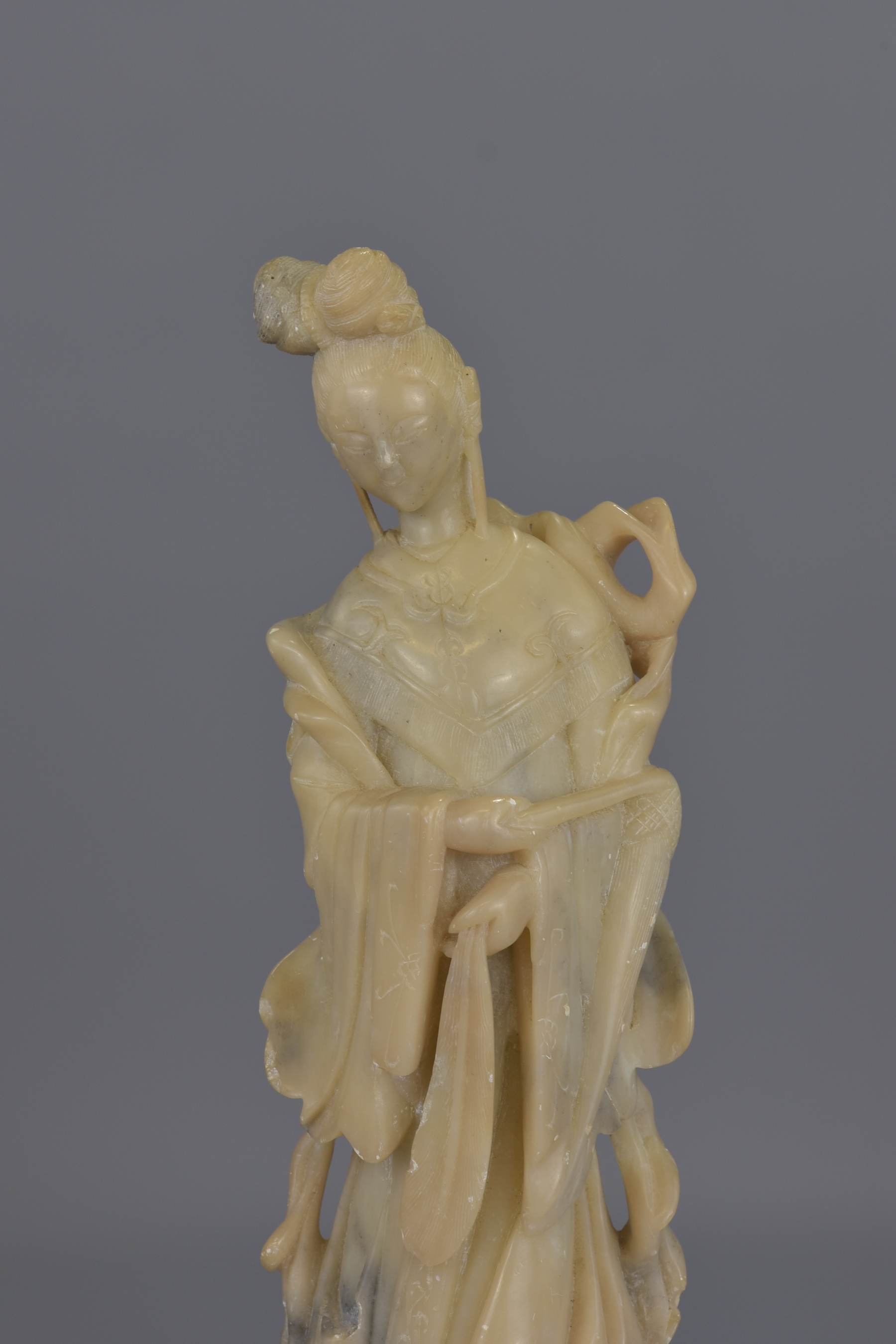 A TALL CHINESE SOAPSTONE CARVING OF GUANYIN - Image 14 of 18