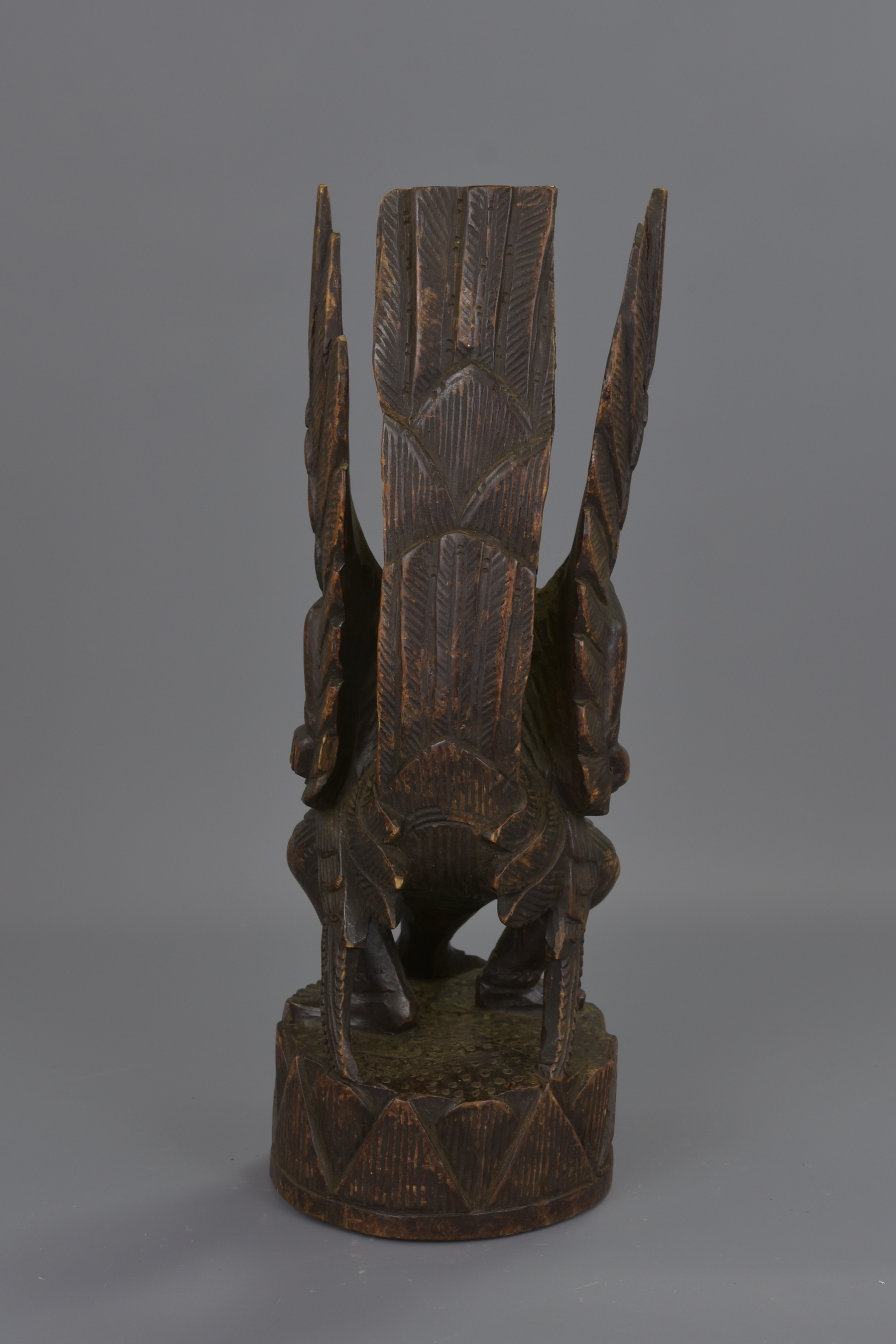 A FAR EASTERN CARVED WOODEN FIGURE - Image 11 of 14