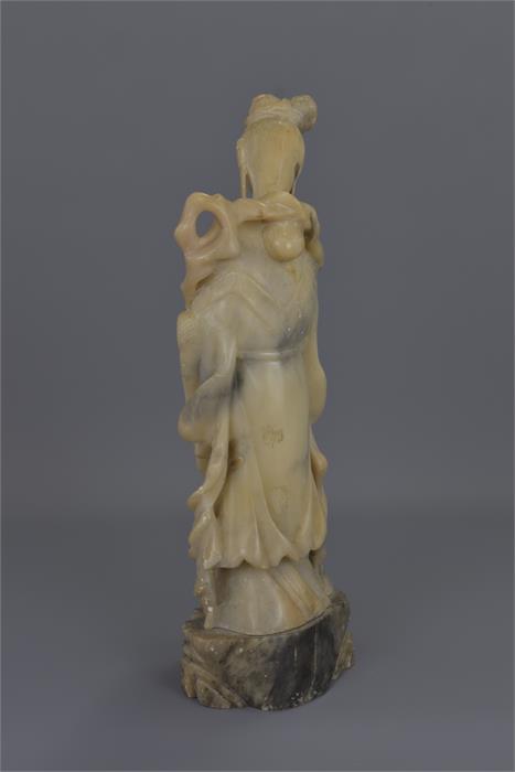 A TALL CHINESE SOAPSTONE CARVING OF GUANYIN - Image 8 of 18