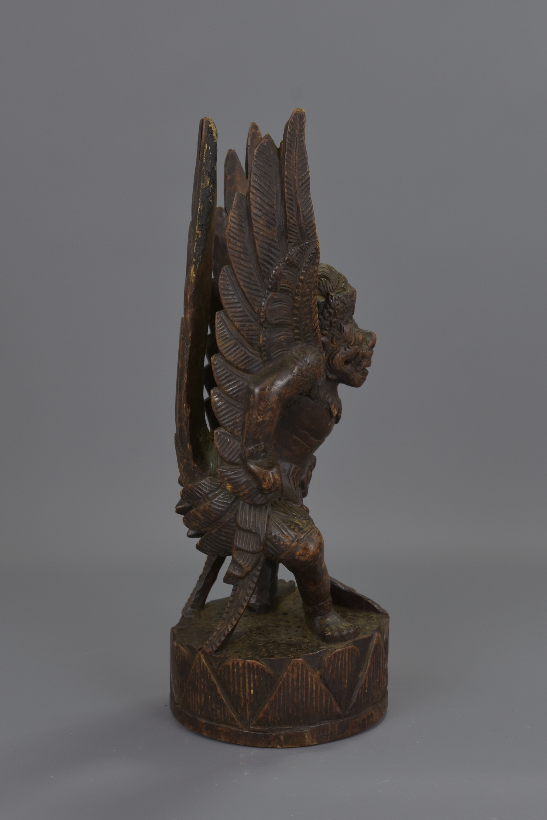 A FAR EASTERN CARVED WOODEN FIGURE - Image 12 of 14