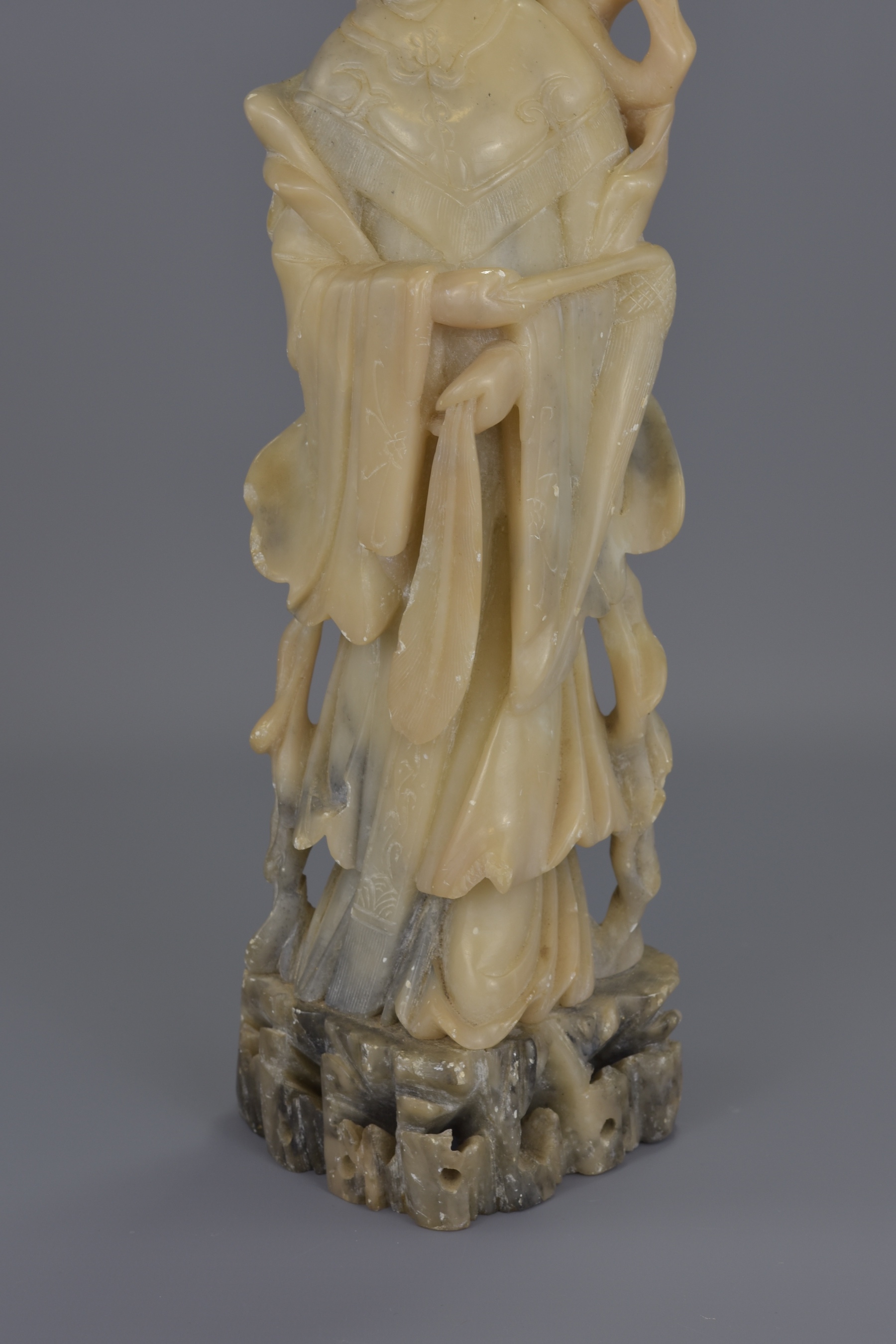 A TALL CHINESE SOAPSTONE CARVING OF GUANYIN - Image 15 of 18