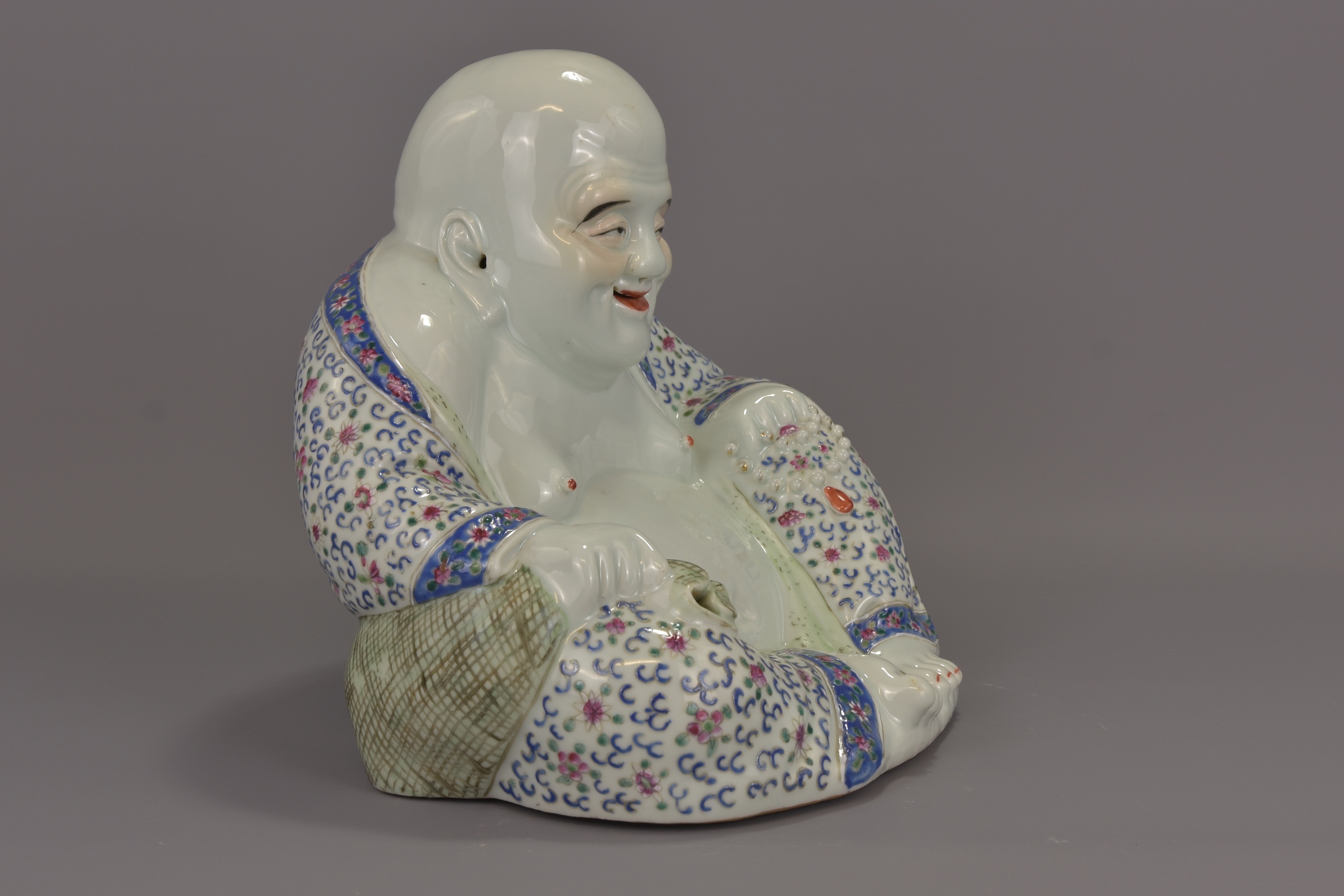 A CHINESE WEI HONG TAI PORCELAIN BUDDHA - Image 11 of 13