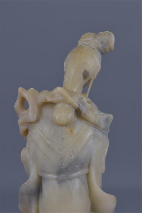 A TALL CHINESE SOAPSTONE CARVING OF GUANYIN - Image 6 of 18
