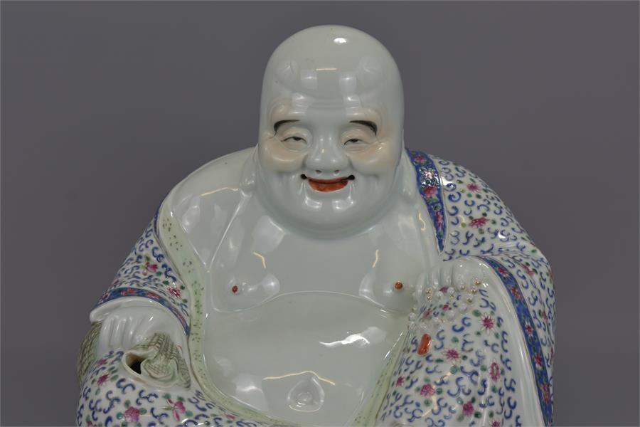 A CHINESE WEI HONG TAI PORCELAIN BUDDHA - Image 3 of 13