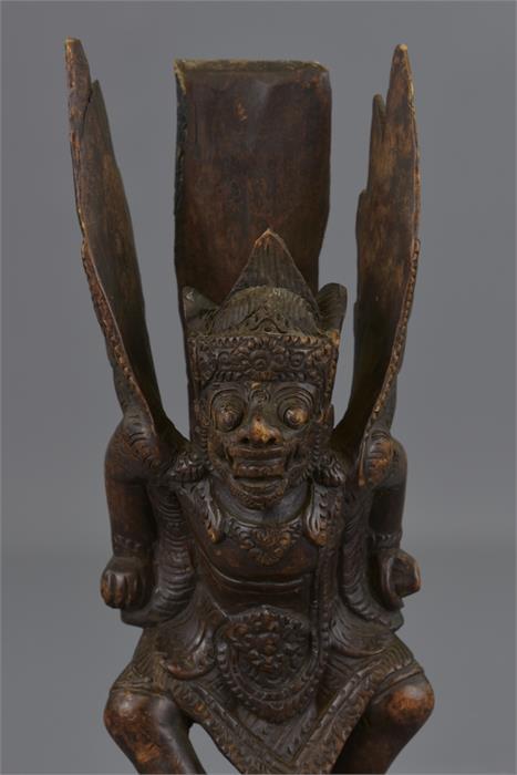 A FAR EASTERN CARVED WOODEN FIGURE - Image 7 of 14