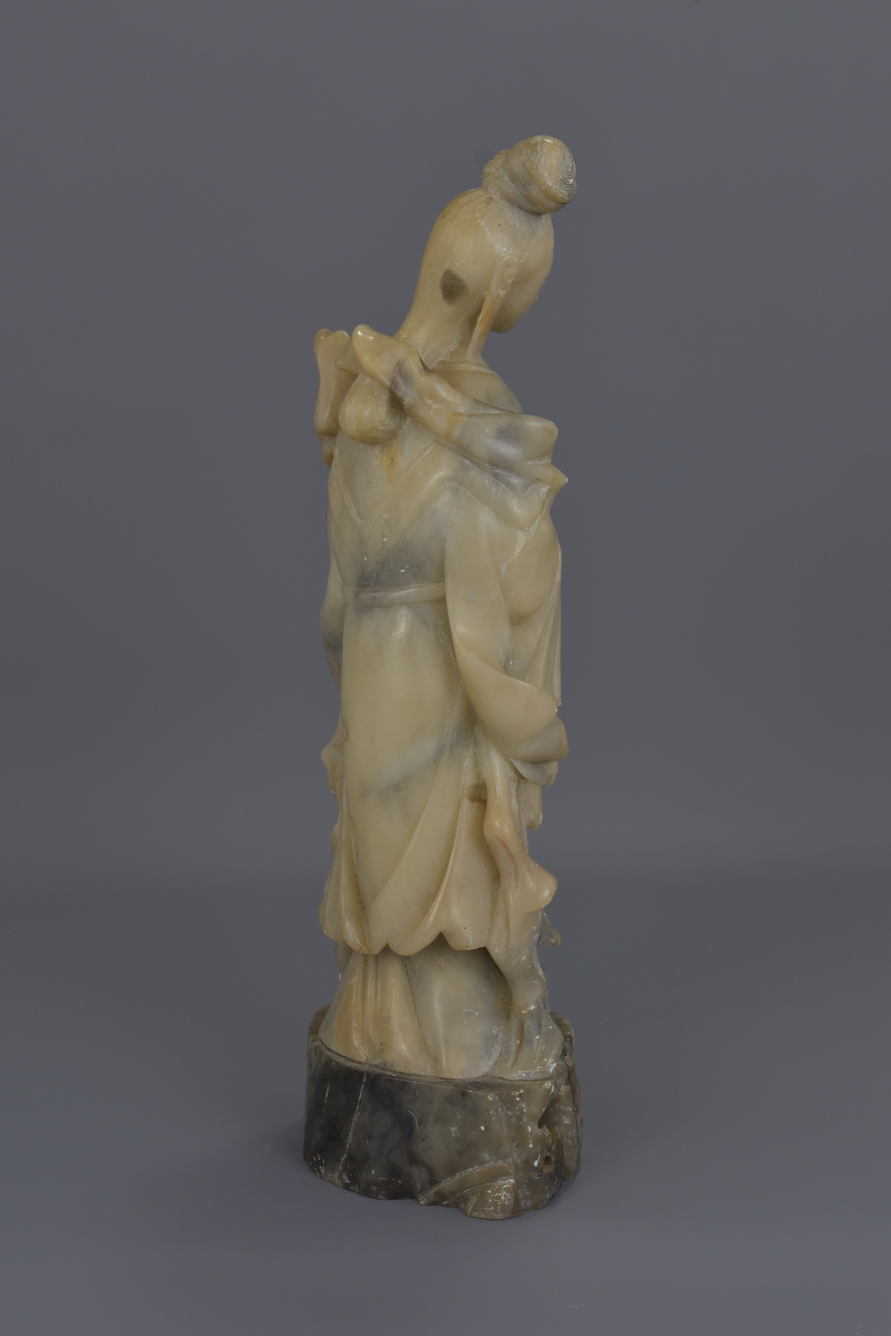 A TALL CHINESE SOAPSTONE CARVING OF GUANYIN - Image 17 of 18