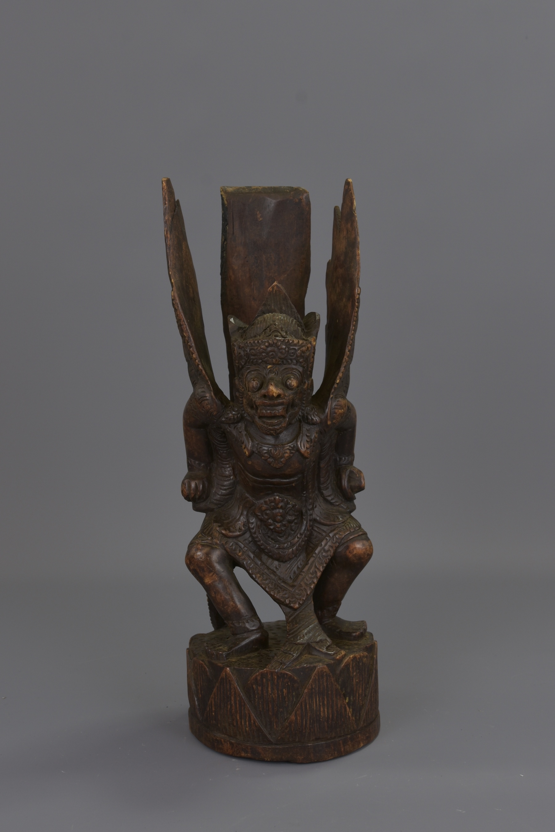 A FAR EASTERN CARVED WOODEN FIGURE - Image 8 of 14