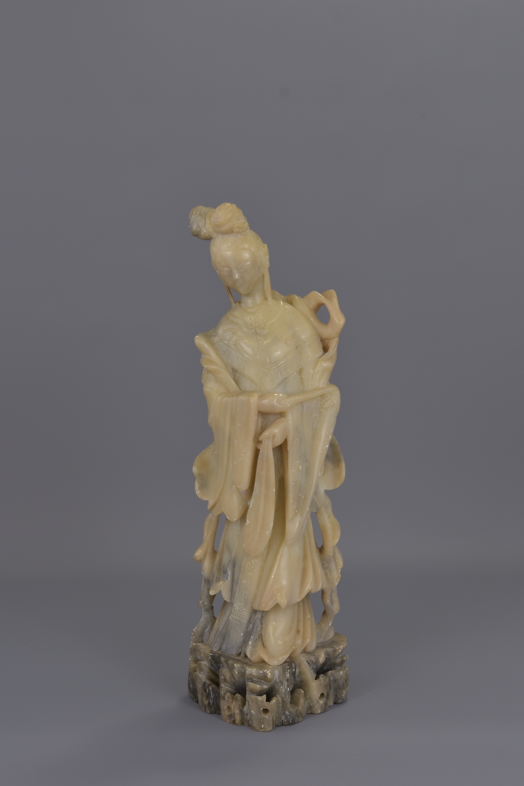 A TALL CHINESE SOAPSTONE CARVING OF GUANYIN - Image 12 of 18