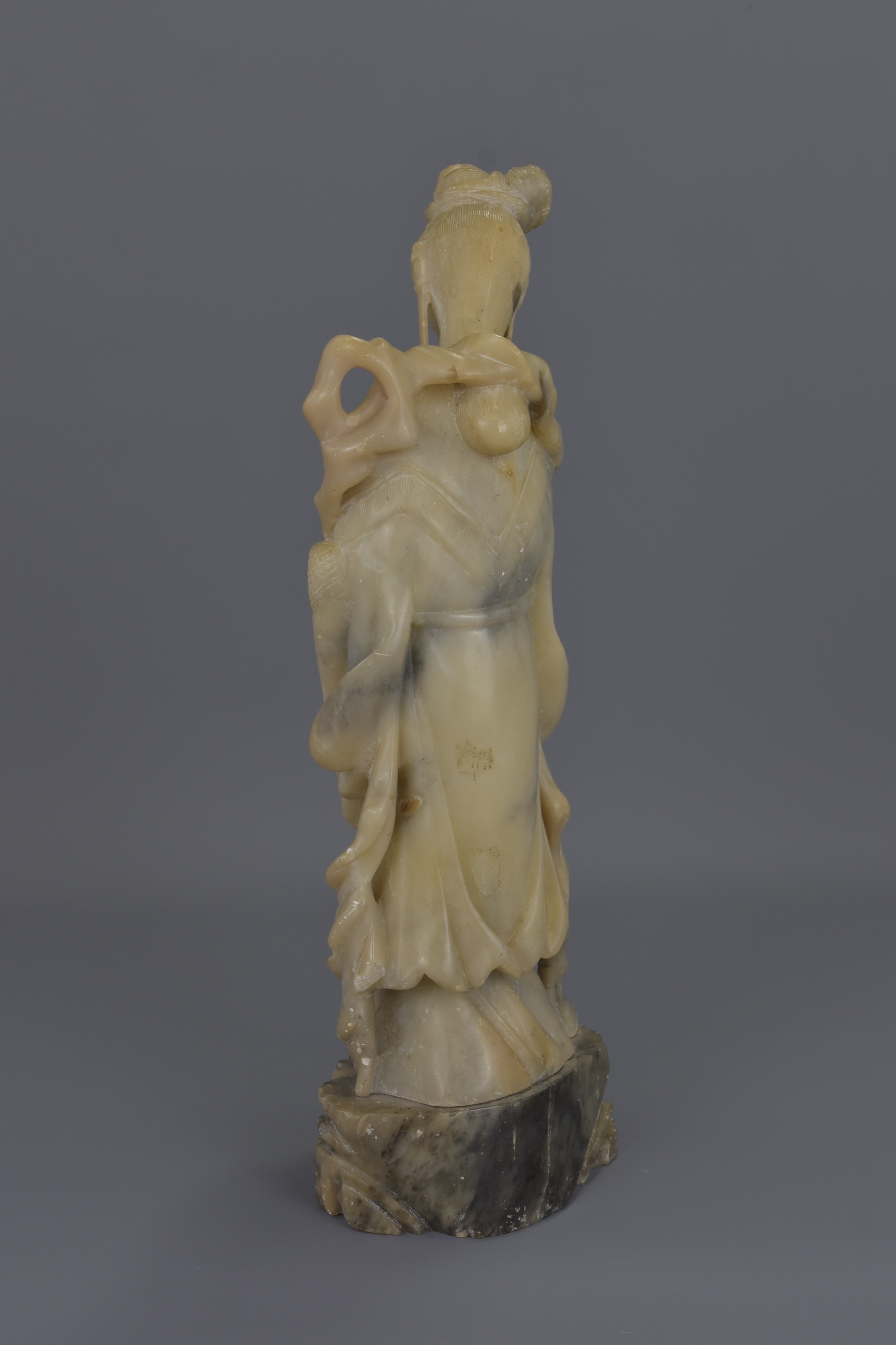 A TALL CHINESE SOAPSTONE CARVING OF GUANYIN - Image 16 of 18