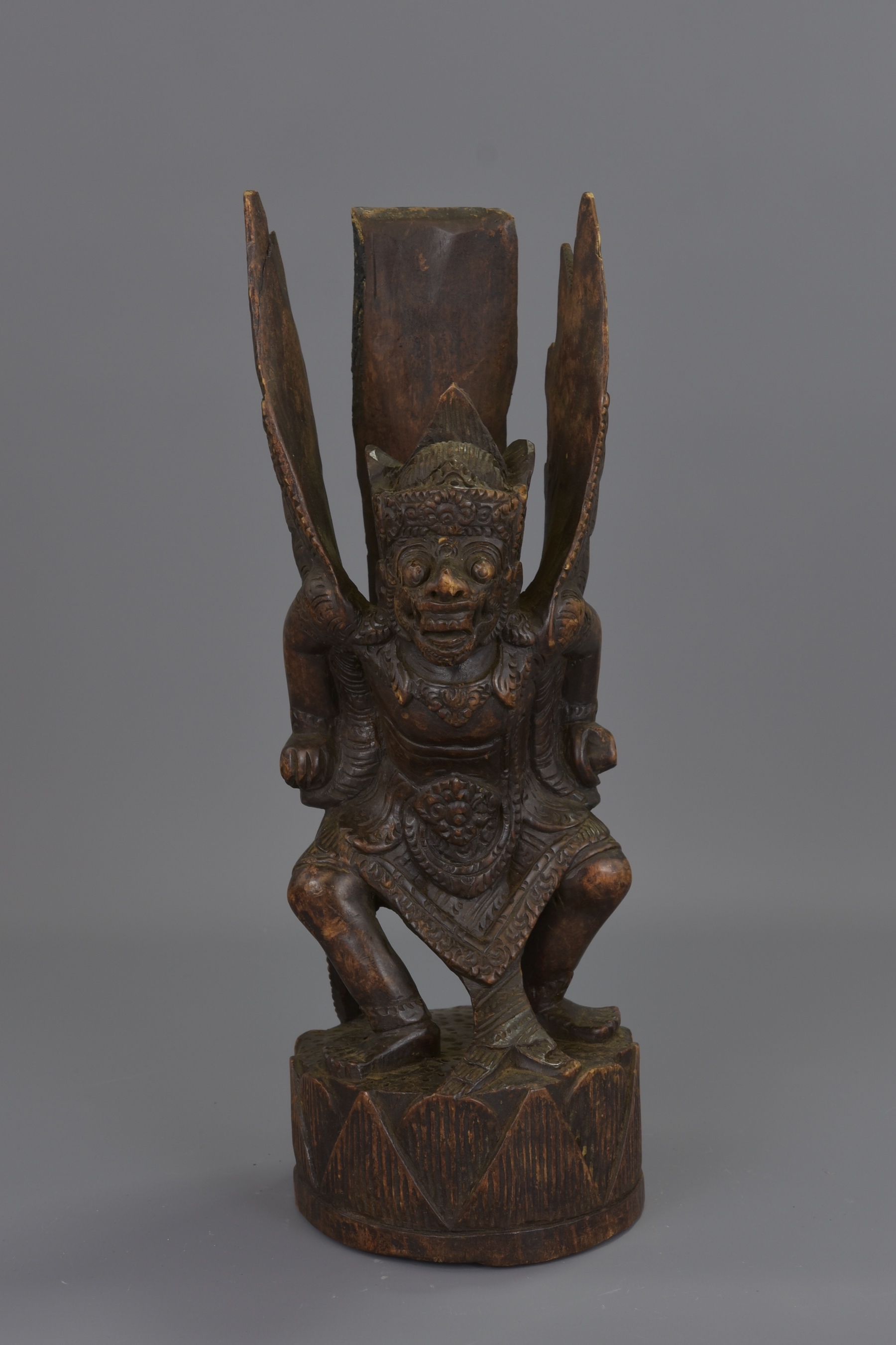 A FAR EASTERN CARVED WOODEN FIGURE - Image 9 of 14