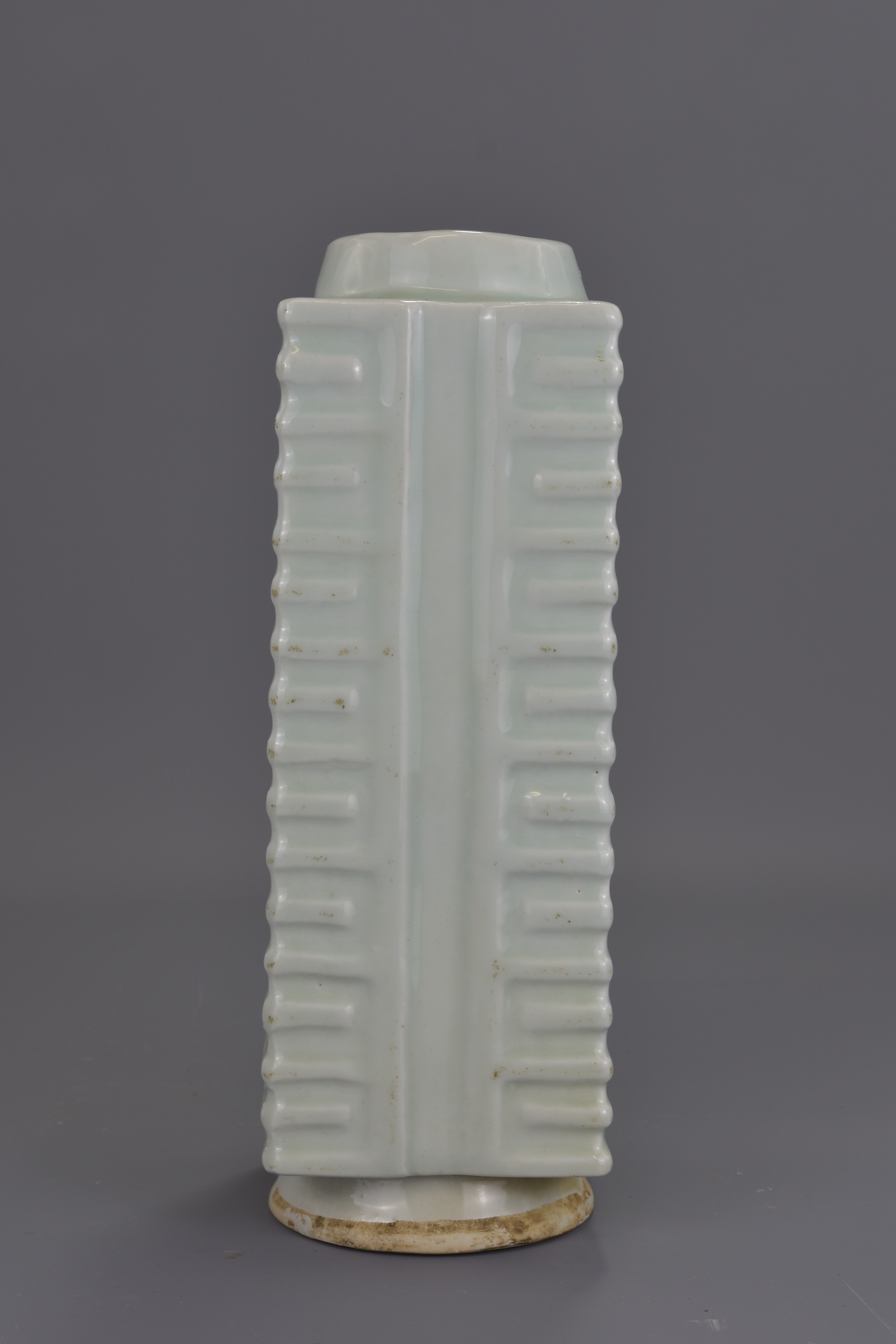 A CHINESE CELADON PORCELAIN VASE - Image 3 of 6