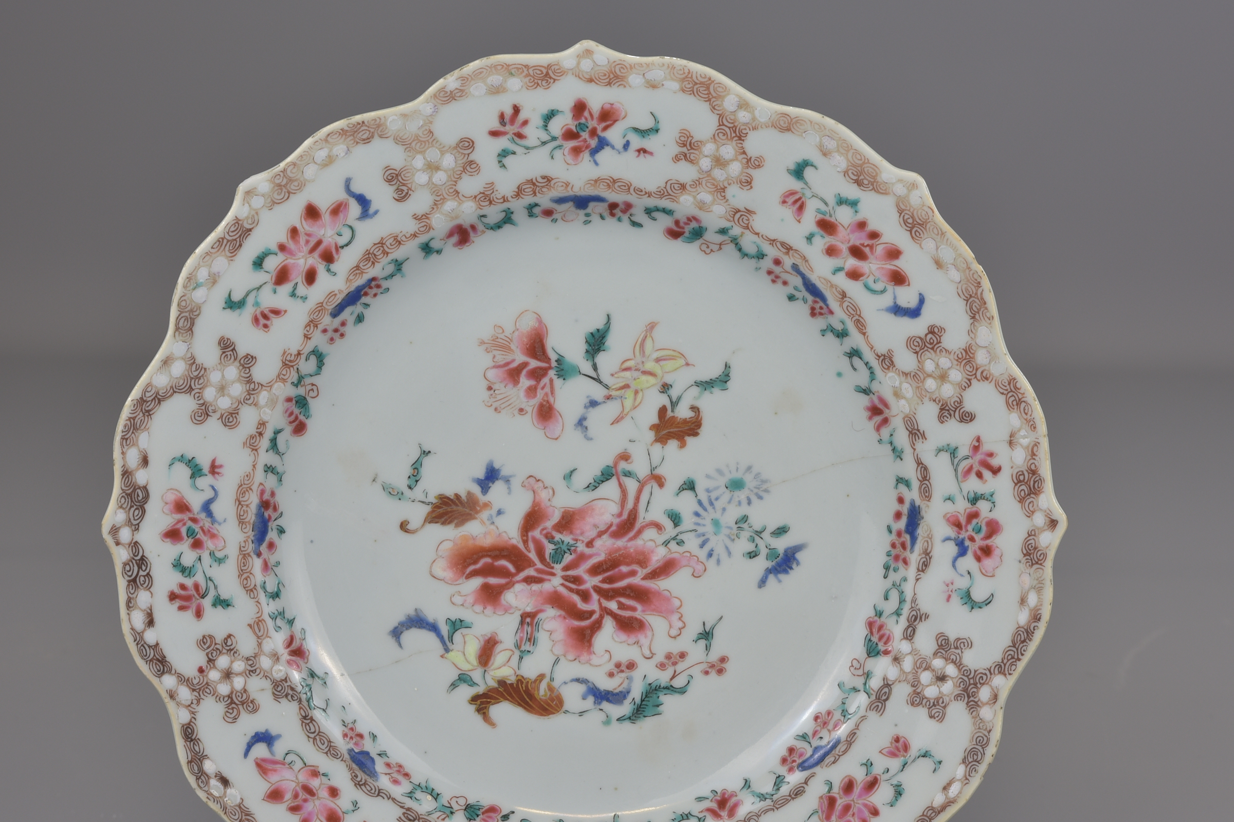 TWO CHINESE FAMILLE ROSE PORCLAIN PLATES - Image 5 of 6
