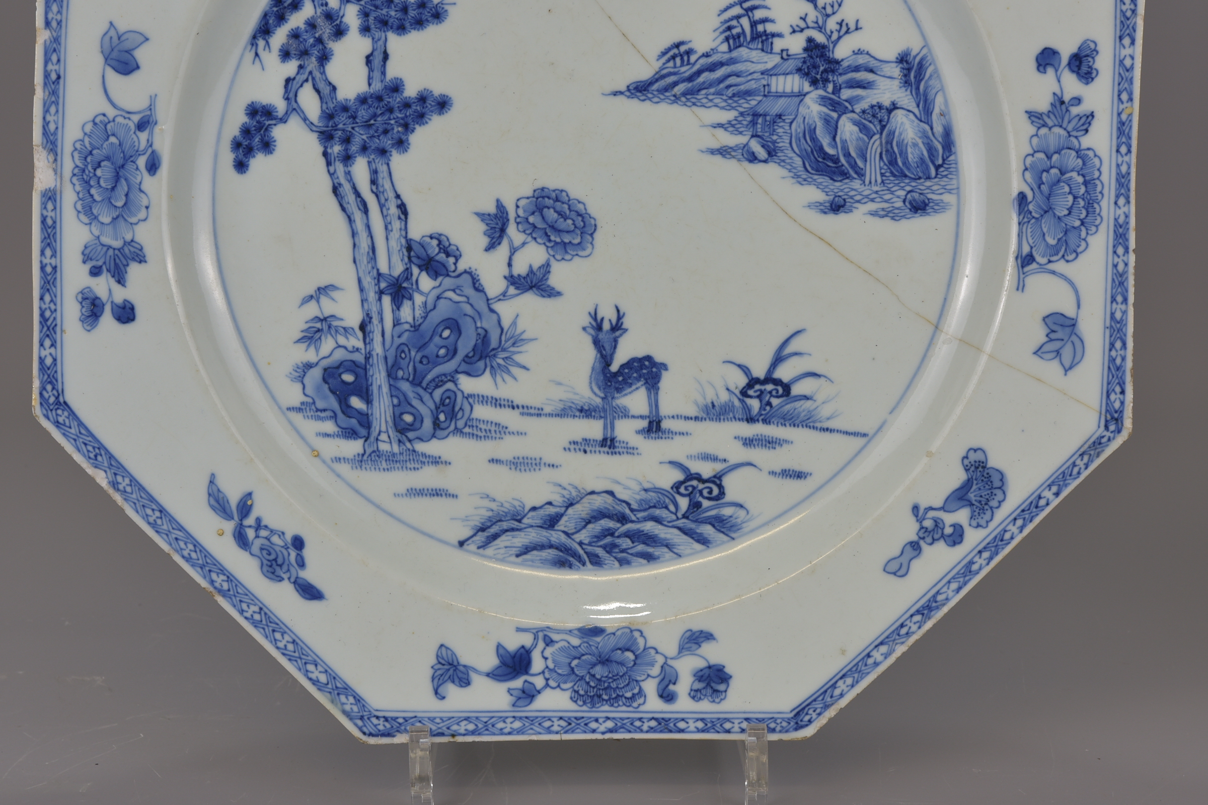 Two Chinese 18th century Kangxi period blue and white porcelain dishes. 33cm and 28cm diameter. (2) - Image 4 of 9