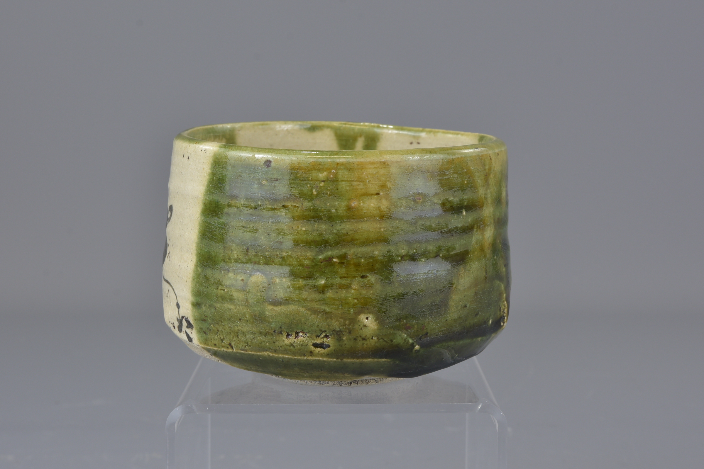 A Japanese early 19th century green glazed tea bowl with black double gourd decorations. 12cm Proven - Image 3 of 7