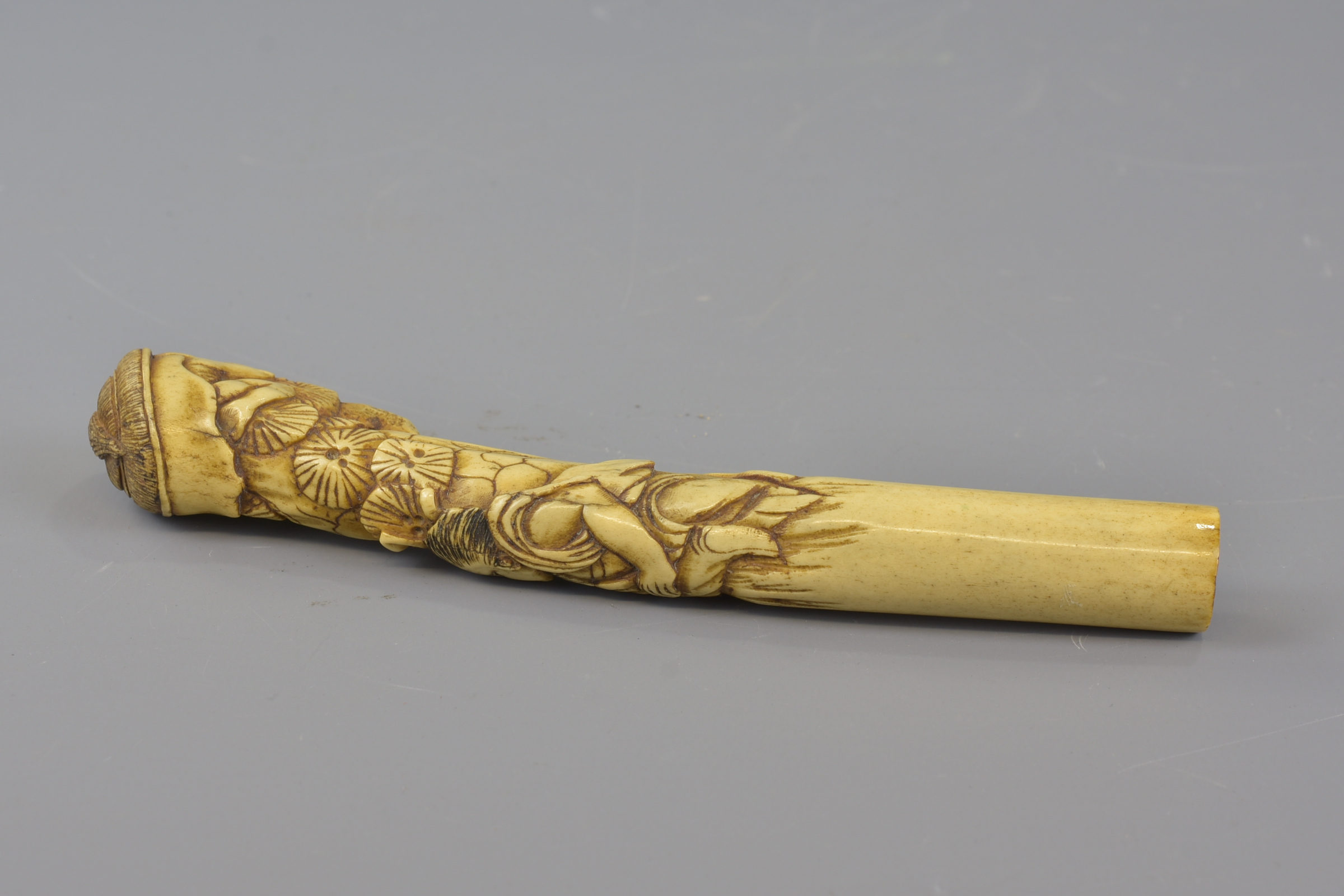 A Japanese carved stag horn parasol handle depicting a Samurai and farmer. 15cm length - Image 2 of 5