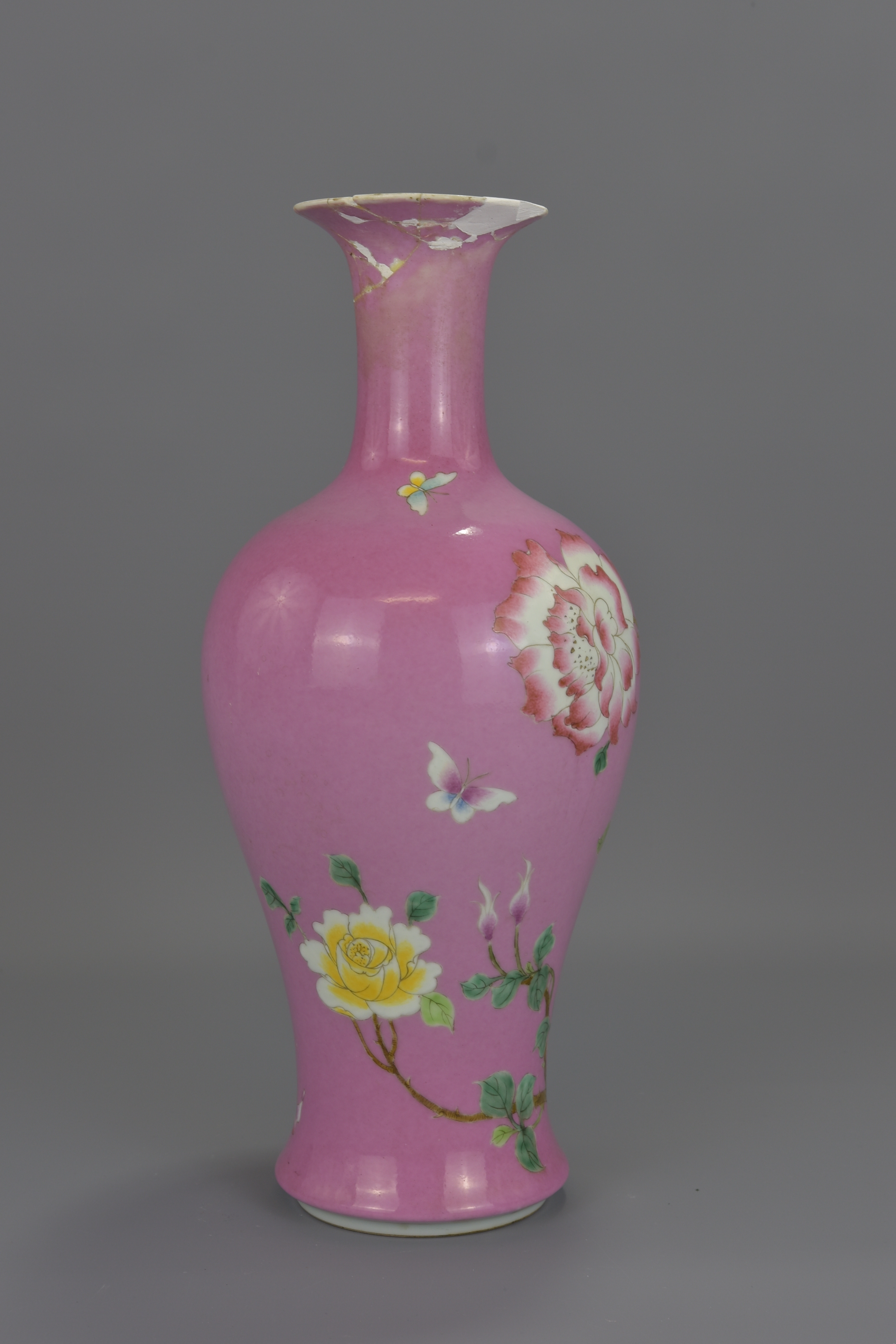 A Chinese 18th century ruby-pink enamelled porcelain vase decorated with flowers and butterflies. Un - Image 4 of 9